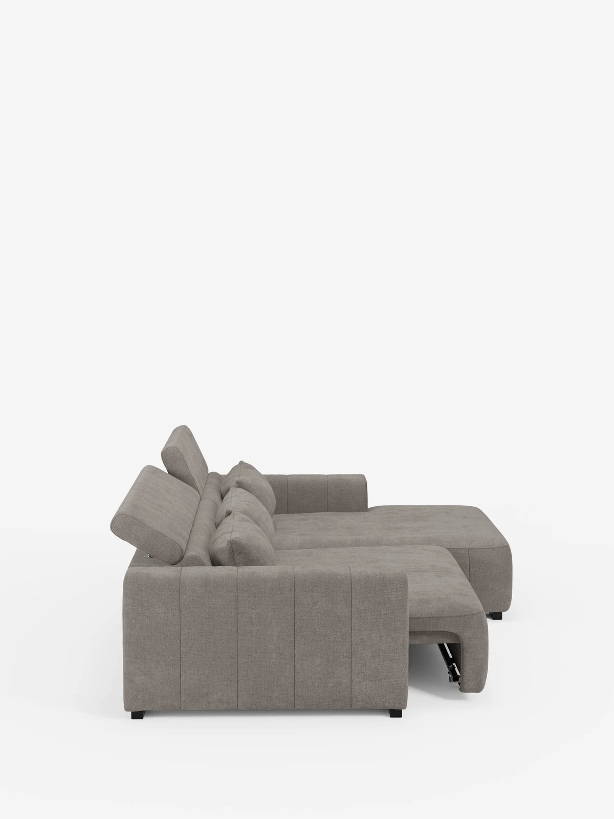 Vista laterale del divano componibile in stile dorico (divano angolare) di Divani.Store, rivestito in tessuto T23 grigio chiaro e resistente alle macchie. Questo divano moderno è caratterizzato da ampi braccioli e da una chaise longue allungata (penisola), oltre a cuscini di seduta e schienale trapuntati, cuscini decorativi coordinati, poggiatesta reclinabili e sedute allungabili con funzione relax elettrica. Lo sfondo bianco a tinta unita ne esalta il design contemporaneo.