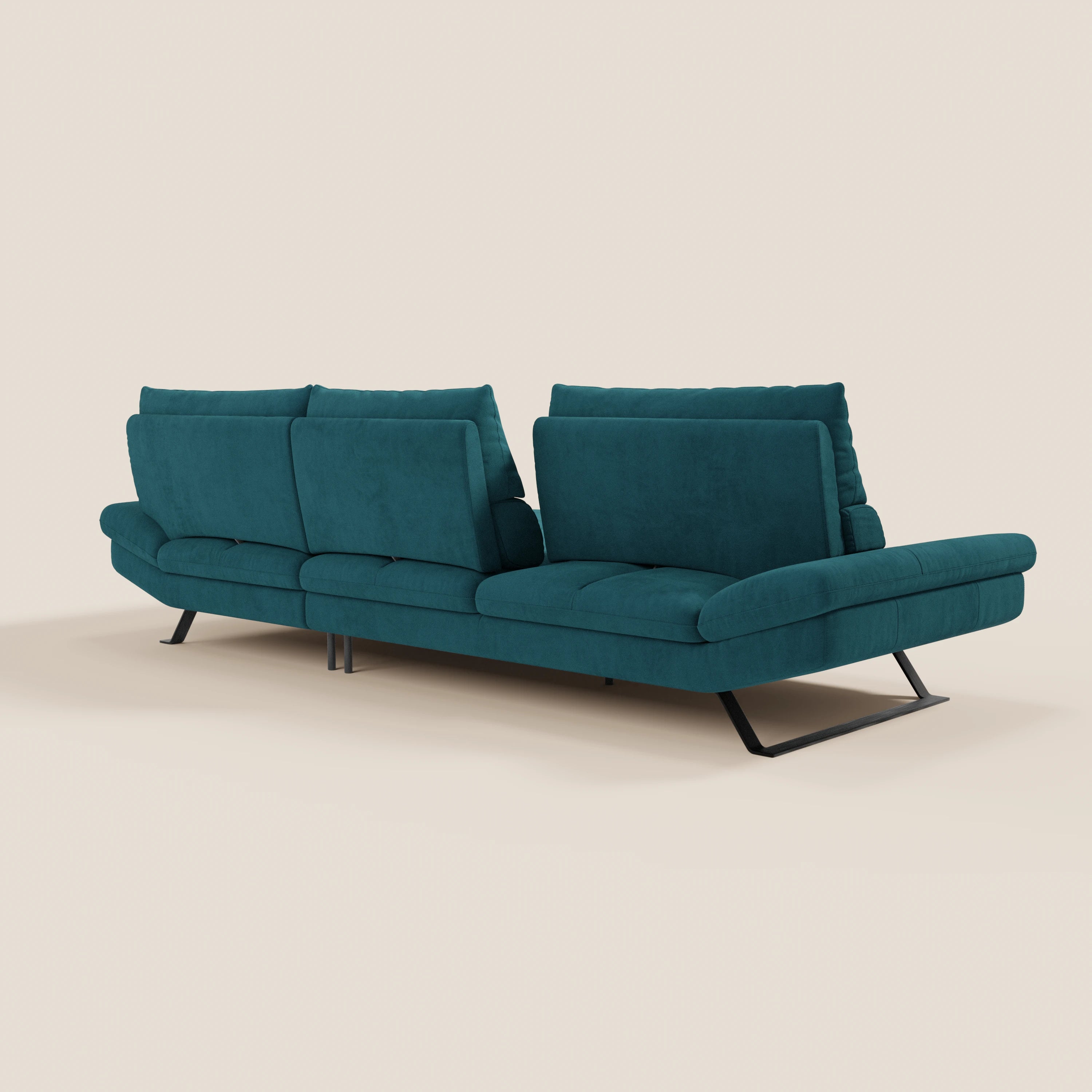 Il divano angolare Eclipse di Divani.Store è caratterizzato da un design a tre posti color verde acqua con schienali traslanti per un comfort personalizzabile, un morbido rivestimento in microfibra T11 antimacchia e gambe angolari in metallo nero, mostrate dal retro su sfondo beige.