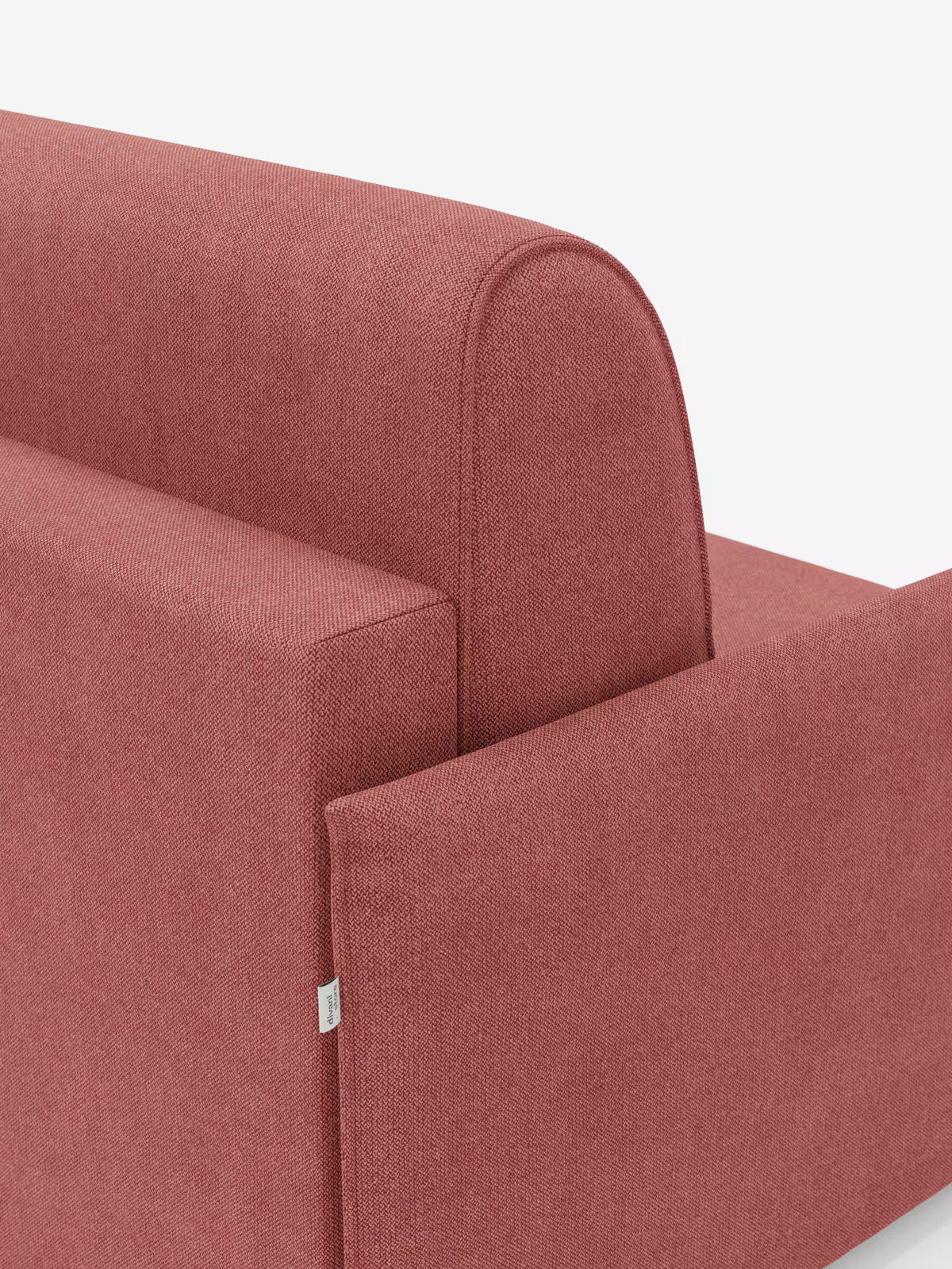 Un primo piano dello schienale e del bracciolo della poltrona letto compatta Evans con materasso di Divani.Store, rivestita in tessuto T23 rosso tenue con trama in rilievo e resistente alle macchie, su uno sfondo bianco a tinta unita. Questa poltrona letto singola, compatta e facilmente smontabile, si caratterizza per le linee pulite e il design minimalista, che la rendono una poltrona letto salvaspazio ideale per gli spazi abitativi contemporanei.