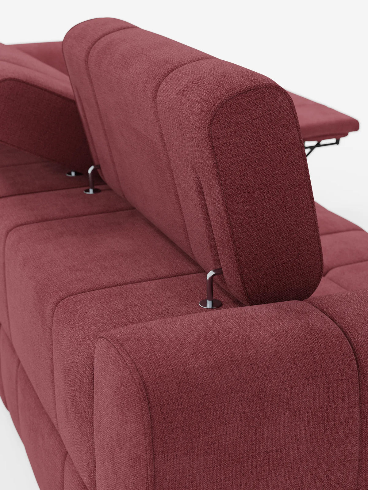 Un primo piano del tessuto dalla trama rigata e dal colore rosso intenso che riveste il divano modulare Giotto a 4 posti con poggiatesta reclinabili e funzione relax elettrica opzionale, realizzato in tessuto smacchiabile T23, dotato di poggiatesta regolabili su supporti in metallo lucido.