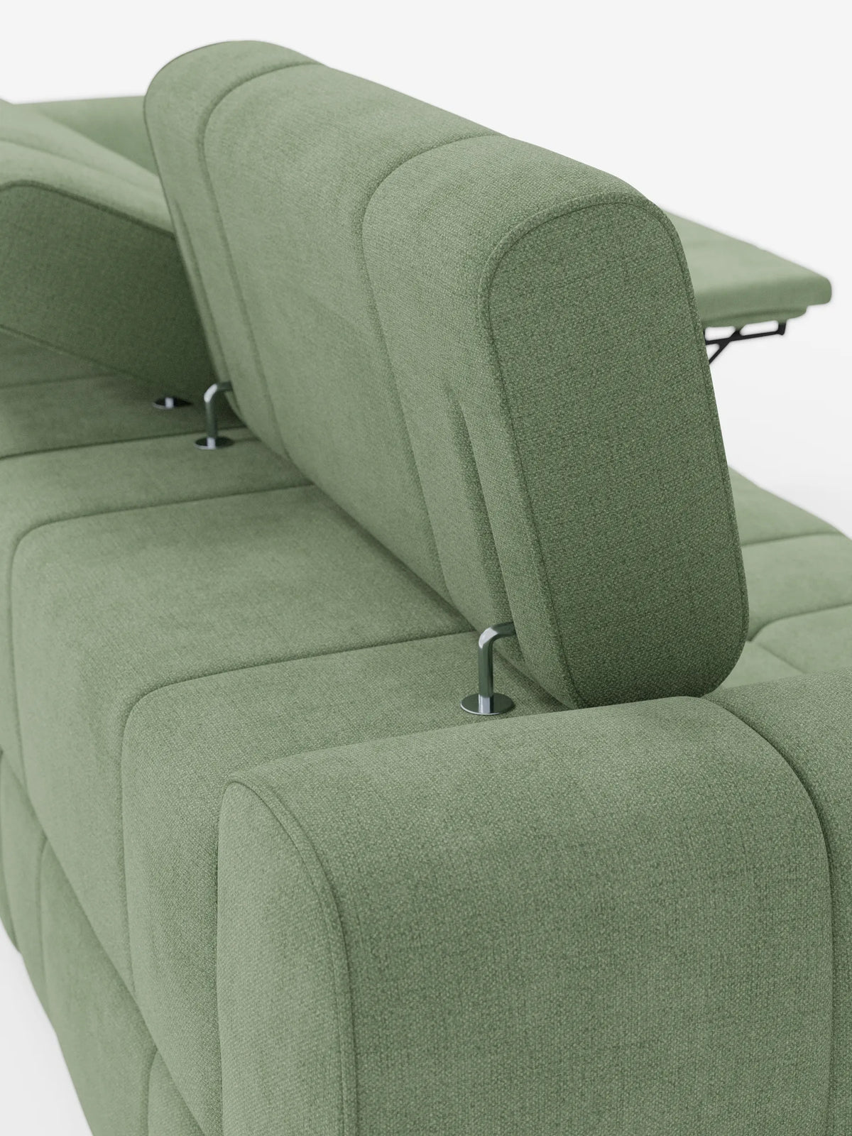 Il divano modulare Giotto a 4 posti in verde salvia, con poggiatesta reclinabili e funzione relax elettrica opzionale, rivestito in tessuto smacchiabile T23, è raffigurato nella vista posteriore e presenta un design essenziale con poggiatesta regolabili su sottili supporti metallici con finitura cromata.