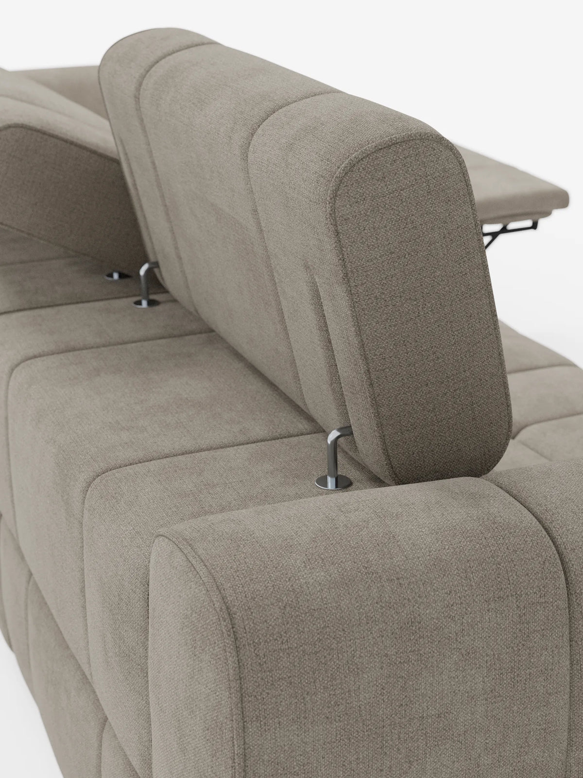Un primo piano del divano modulare Giotto beige a 4 posti con poggiatesta reclinabili e funzione relax elettrica opzionale, rivestito in tessuto smacchiabile T23, caratterizzato da poggiatesta regolabili, braccioli arrotondati e una superficie laterale piatta.