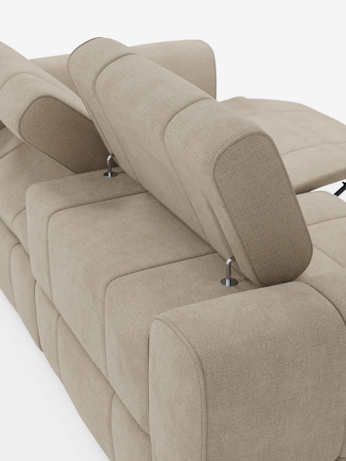 Un divano modulare Giotto a 3 posti color beige chiaro, con poggiatesta reclinabili e funzione relax elettrica opzionale, rivestito in tessuto smacchiabile T23, visto da dietro, caratterizzato da poggiatesta regolabili su staffe argentate e cuscini dello schienale a pannelli con una sezione allungata.