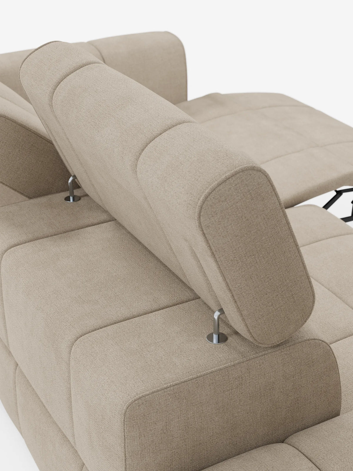 Un divano componibile Giotto Divano color beige chiaro con terminale aperto - opzione relax elettrico in tessuto smacchiabile T23, dotato di poggiatesta regolabile, sottili supporti in metallo e poggiapiedi integrato, su uno sfondo bianco sporco.
