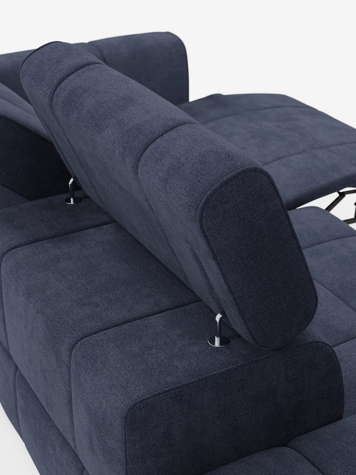 Una veduta dall'alto del divano componibile Giotto, di colore blu scuro, con terminale aperto – opzione relax elettrico in tessuto smacchiabile T23, caratterizzato da una sezione reclinabile con poggiatesta regolabile su montanti in metallo lucido, su sfondo bianco.