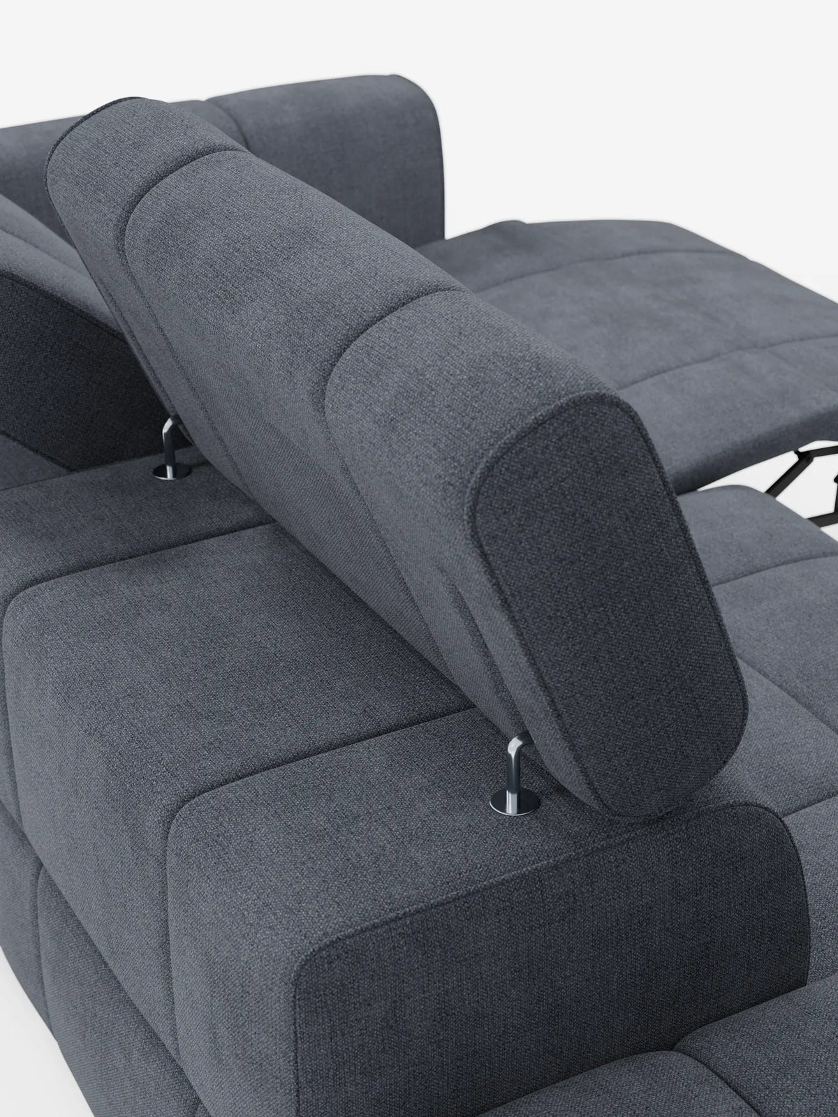 Un divano componibile Giotto Divano grigio scuro con terminale aperto - opzione relax elettrico in tessuto smacchiabile T23: divano modulare con poggiatesta regolabile, funzione reclinabile elettrica, tessuto testurizzato ed eleganti supporti in metallo su sfondo bianco.