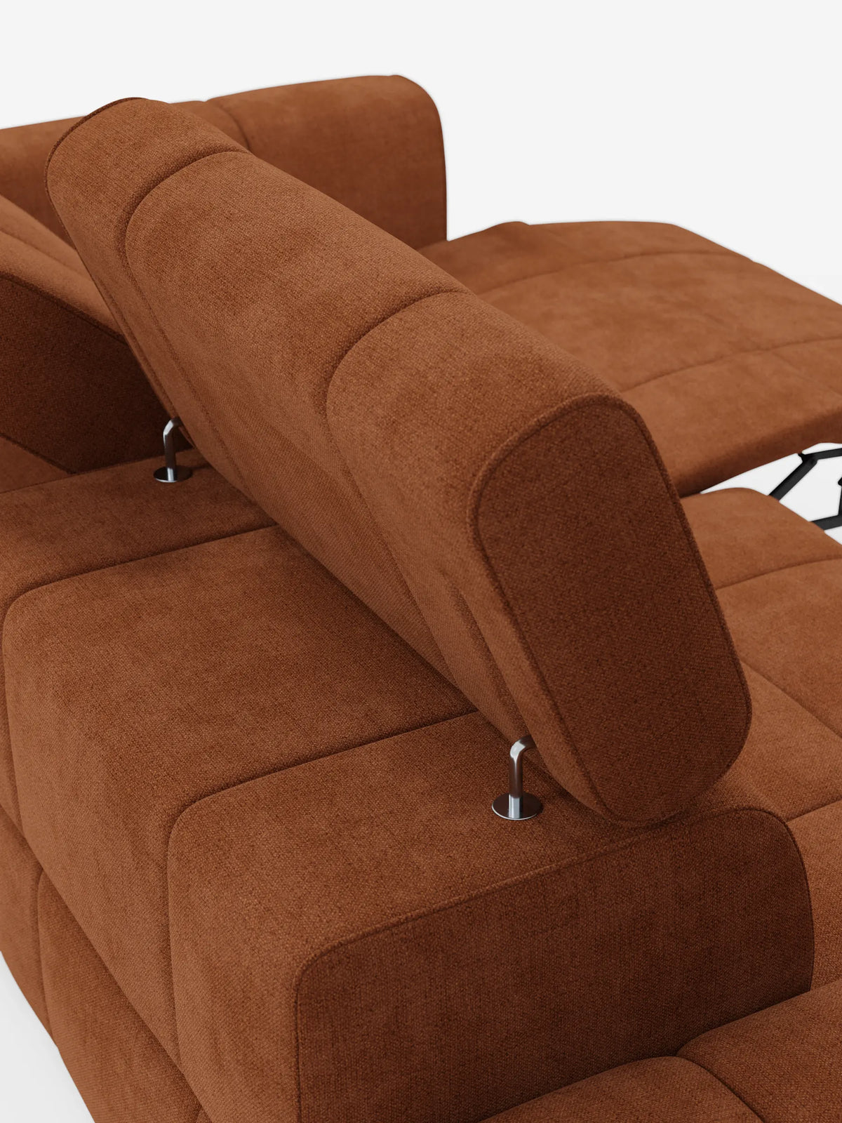 Il divano componibile Giotto Divano, color terracotta, con terminale aperto – opzione relax elettrico in tessuto smacchiabile T23 – presenta cerniere argentate e un’estremità reclinabile allungata su uno sfondo bianco.