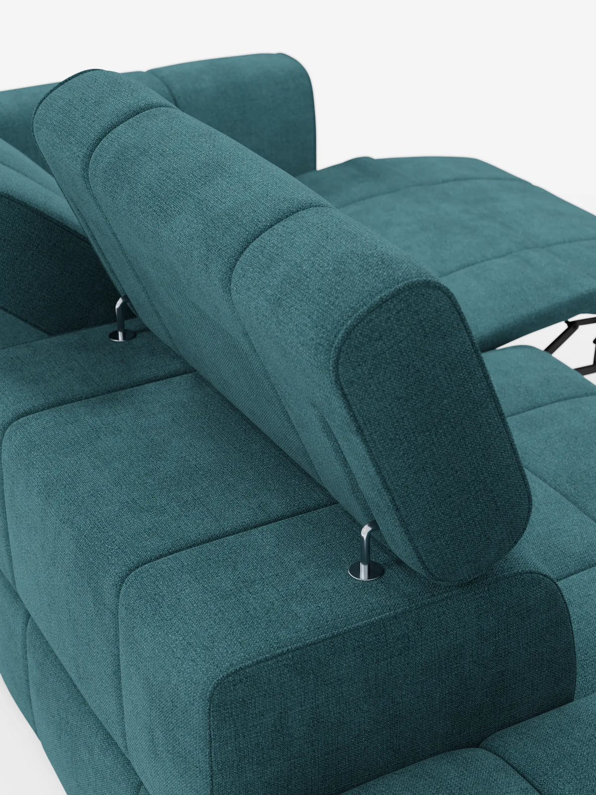 Il divano componibile Giotto con terminale aperto - opzione relax elettrico in tessuto smacchiabile T23 è un moderno divano modulare color verde acqua dotato di poggiatesta regolabile, sezione reclinabile, tessuto testurizzato e sottili supporti metallici dello schienale.