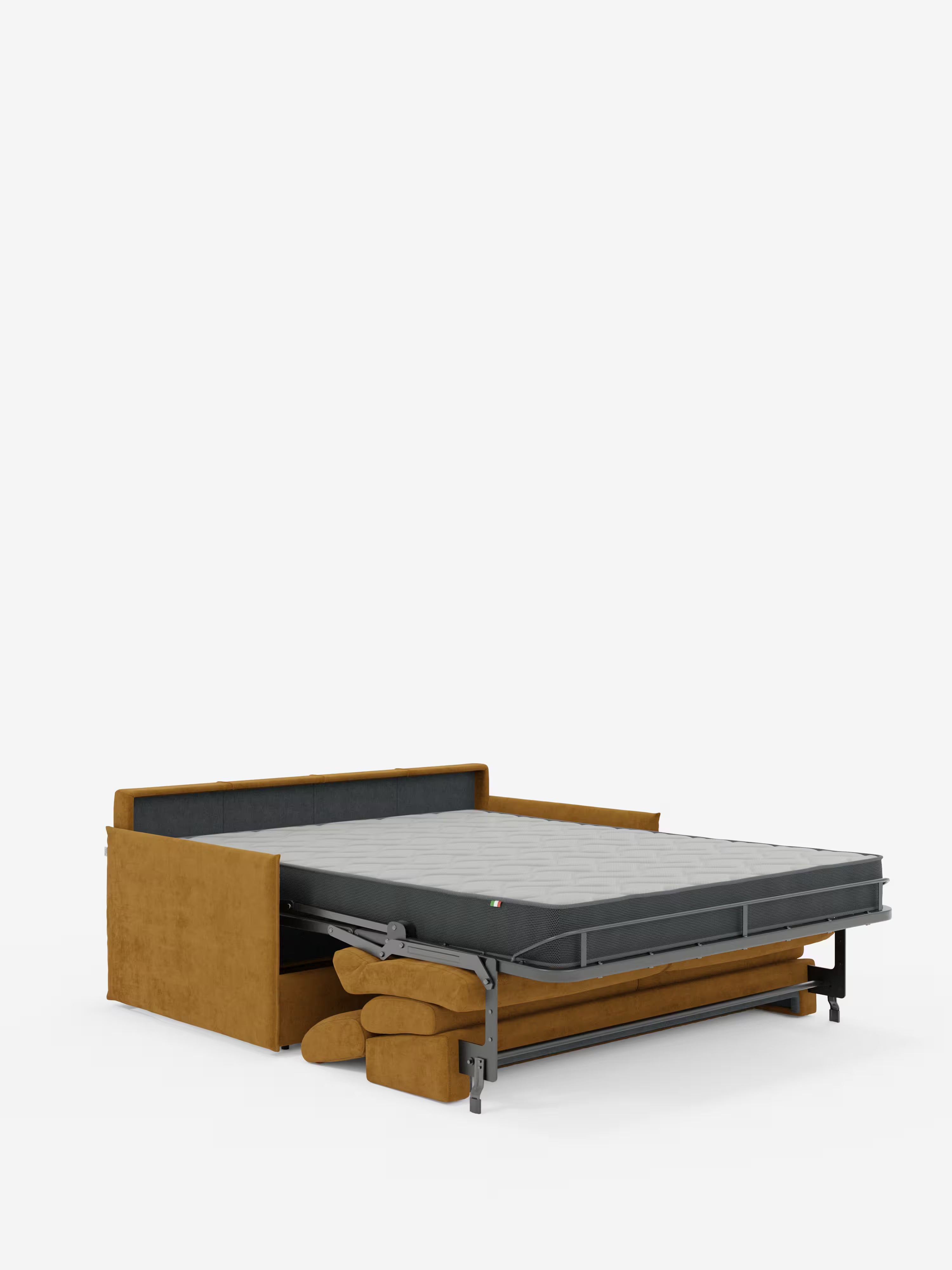 Il divano letto Miryam color giallo senape con poggiatesta reclinabili e comfort maxi di Divani.Store è raffigurato con il materasso estratto, che ne rivela la moderna struttura in metallo e i cuscini di seduta ripiegati con cura e riposti sotto il letto. Caratterizzato da un design compatto in morbido tessuto smacchiabile T31, questo divano letto offre linee pulite e uno stile contemporaneo, pratico e minimalista, perfetto per chi apprezza l’eleganza funzionale. Lo sfondo è bianco a tinta unita.