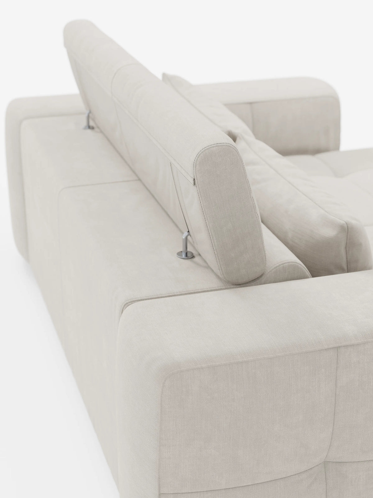 Un moderno divano Monarch beige con funzione relax elettrica per l'allungamento delle sedute e poggiatesta reclinabile, rivestito in morbido tessuto antimacchia T31 di Divani.Store, è ripreso da un'angolazione posteriore. Il design minimalista è caratterizzato da linee pulite, una forma rettangolare e un rivestimento in morbido tessuto antimacchia su sfondo bianco.