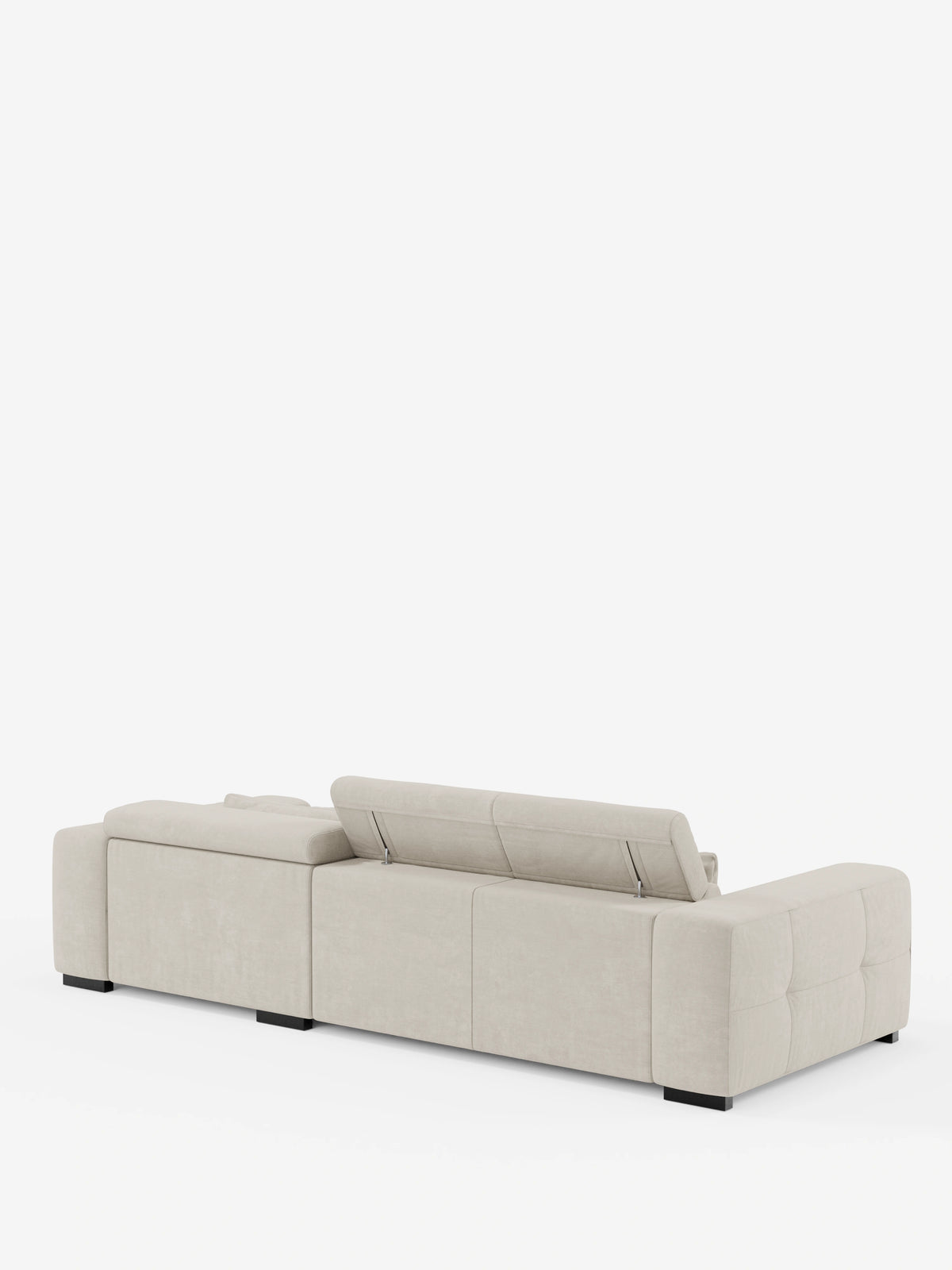 Il moderno divano angolare Monarch in beige chiaro con penisola e sistema Relax Elettrico per l’allungamento delle sedute, firmato Divani.Store, si caratterizza per un profilo basso, ampi braccioli e un poggiatesta parzialmente rialzato e reclinabile. Il divano poggia su gambe corte nere e si stacca su uno sfondo bianco a tinta unita.