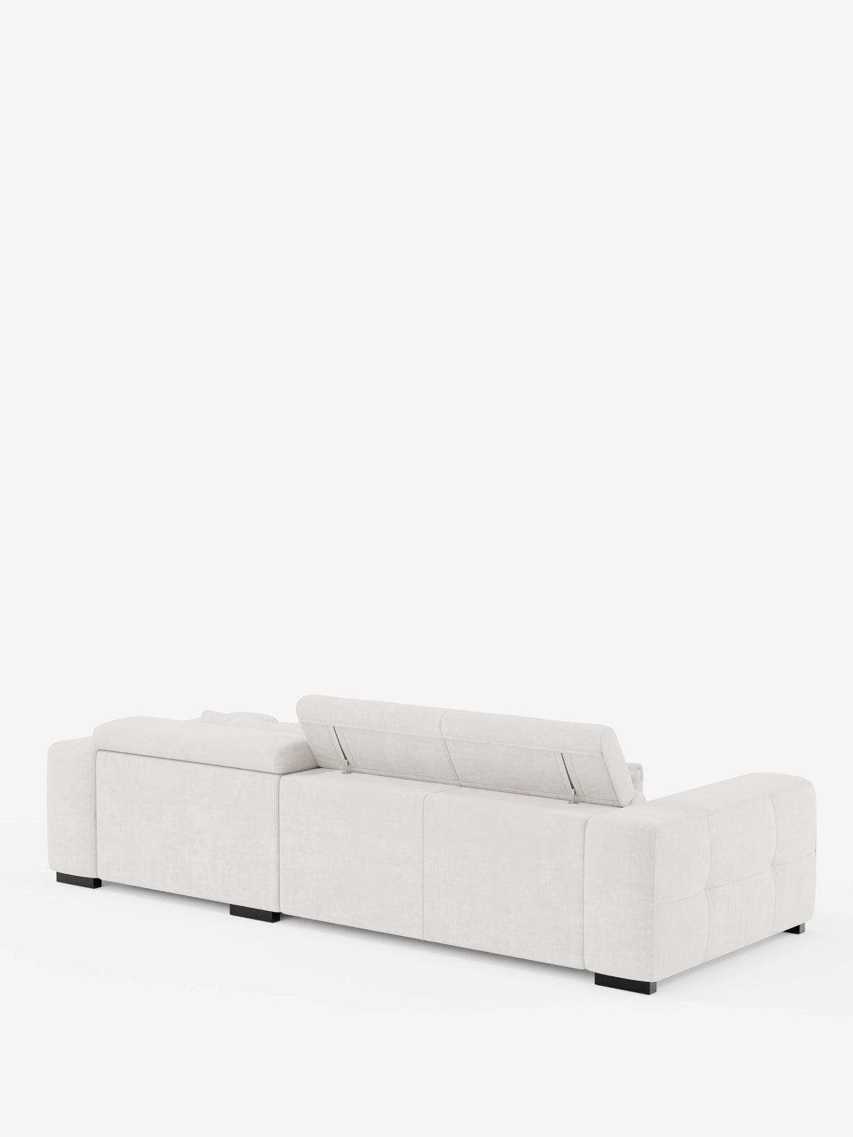 Il divano angolare Monarch con penisola e funzione Relax Elettrico per l’allungamento delle sedute di Divani.Store è un divano componibile moderno di colore bianco, caratterizzato da morbidi cuscini squadrati e braccioli bassi e larghi. Uno degli schienali è rialzato e dotato di un poggiatesta reclinabile, mentre gli altri rimangono piatti. Rivestito in morbido tessuto T31 resistente alle macchie, il divano poggia su piedini a blocco neri ed è presentato su uno sfondo bianco a tinta unita.