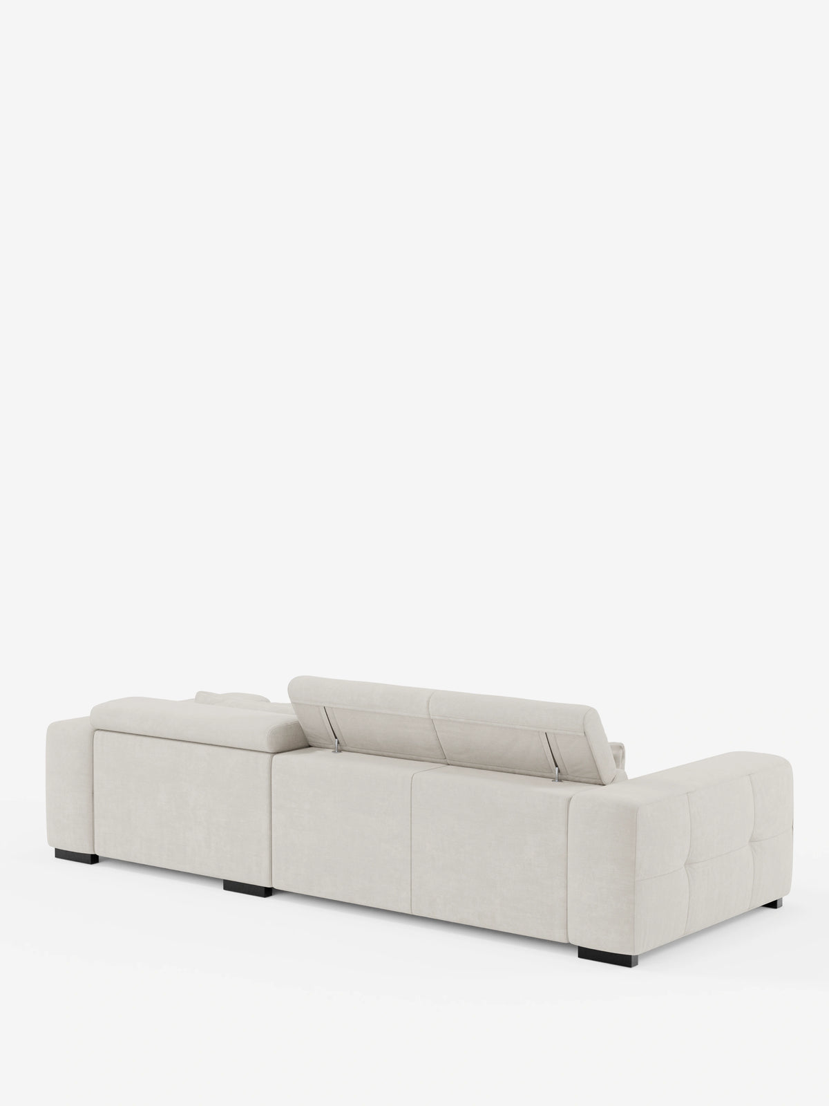Il divano angolare Monarch con penisola e sistema Relax elettrico per l’allungamento delle sedute – poggiatesta reclinabili in morbido tessuto lavabile T31 di Divani.Store è raffigurato di retro in beige chiaro. Una delle sedute presenta un poggiatesta reclinabile in posizione verticale, mentre le altre rimangono piatte. Il divano componibile si contraddistingue per i braccioli bassi e larghi, i dettagli trapuntati squadrati e le gambe nere a profilo ribassato su sfondo bianco.