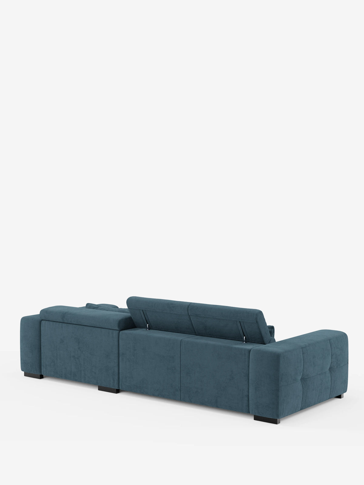 Un divano angolare contemporaneo della linea Monarch con penisola e funzione Relax Elettrico per l’allungamento delle sedute, di Divani.Store, rivestito in tessuto T31 color verde acqua, morbido e resistente alle macchie, è raffigurato nella vista posteriore. Questo divano componibile presenta tre sezioni principali di seduta con braccioli imbottiti e morbidi, una solida base sostenuta da piedini neri corti e un poggiatesta reclinabile parzialmente sollevato. Lo sfondo è bianco a tinta unita.