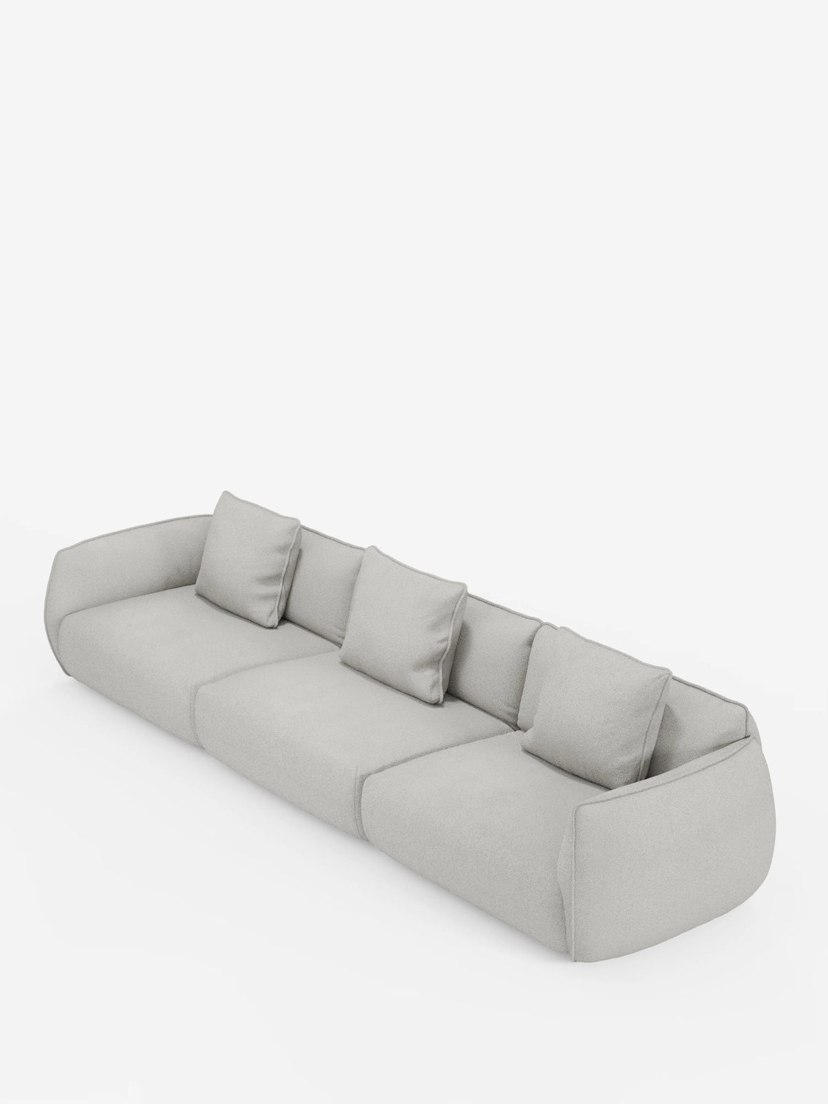Un divano modulare moderno a tre posti di colore grigio chiaro — Nimbus divano modulare a 3 sedute componibile di Divani.Store — realizzato in morbido tessuto effetto cotone resistente alle macchie (T33), caratterizzato da bordi arrotondati e morbidi e braccioli bassi. Quattro cuscini quadrati coordinati sono disposti a intervalli regolari lungo lo schienale. Questo divano sfoderabile è presentato su uno sfondo bianco a tinta unita.