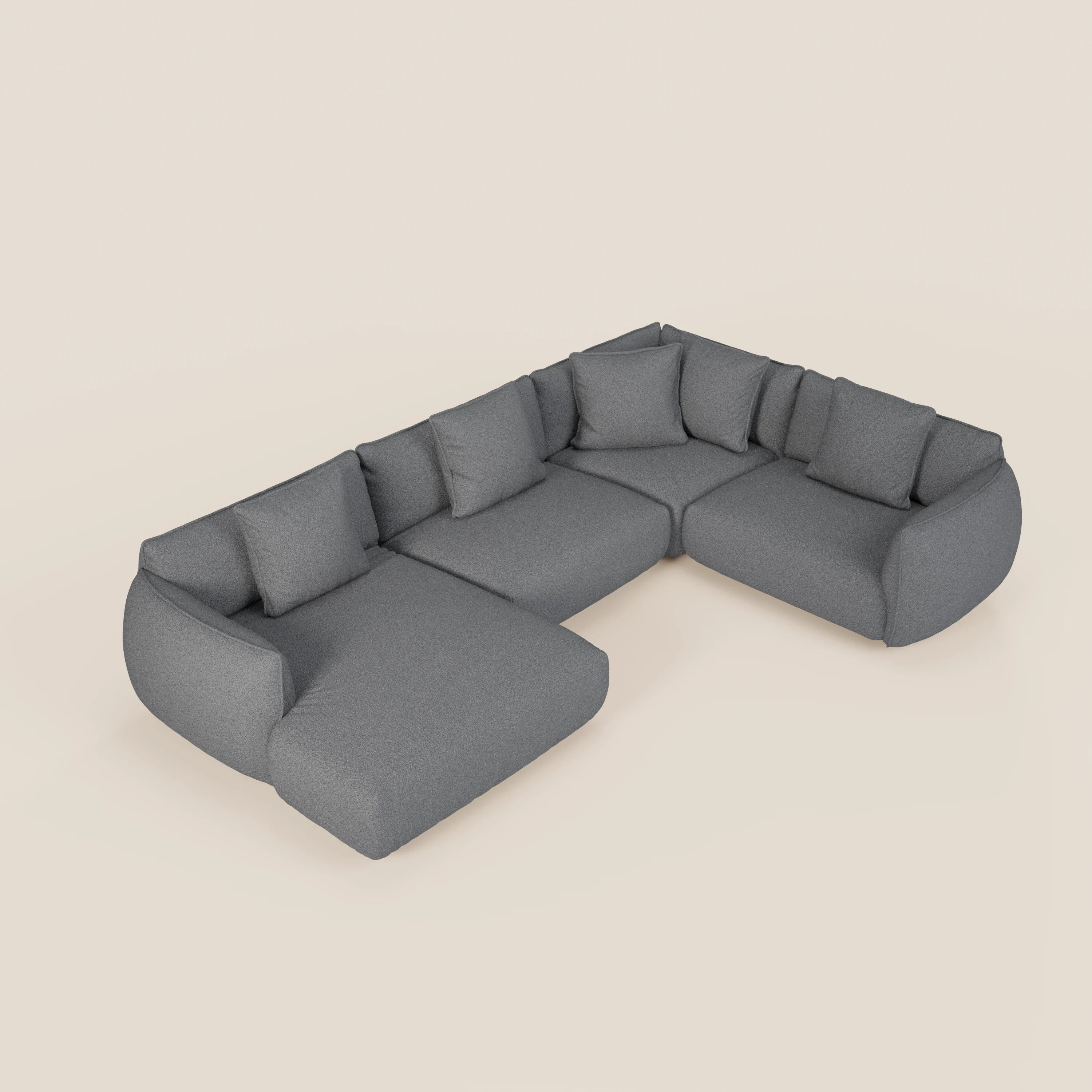 Il divano Nimbus angolare panoramico componibile di Divani.Store, in tessuto smacchiabile t33 grigio, presenta profili arrotondati, 6 cuscini coordinati e schienali bassi per un design minimalista e accogliente su sfondo beige chiaro.
