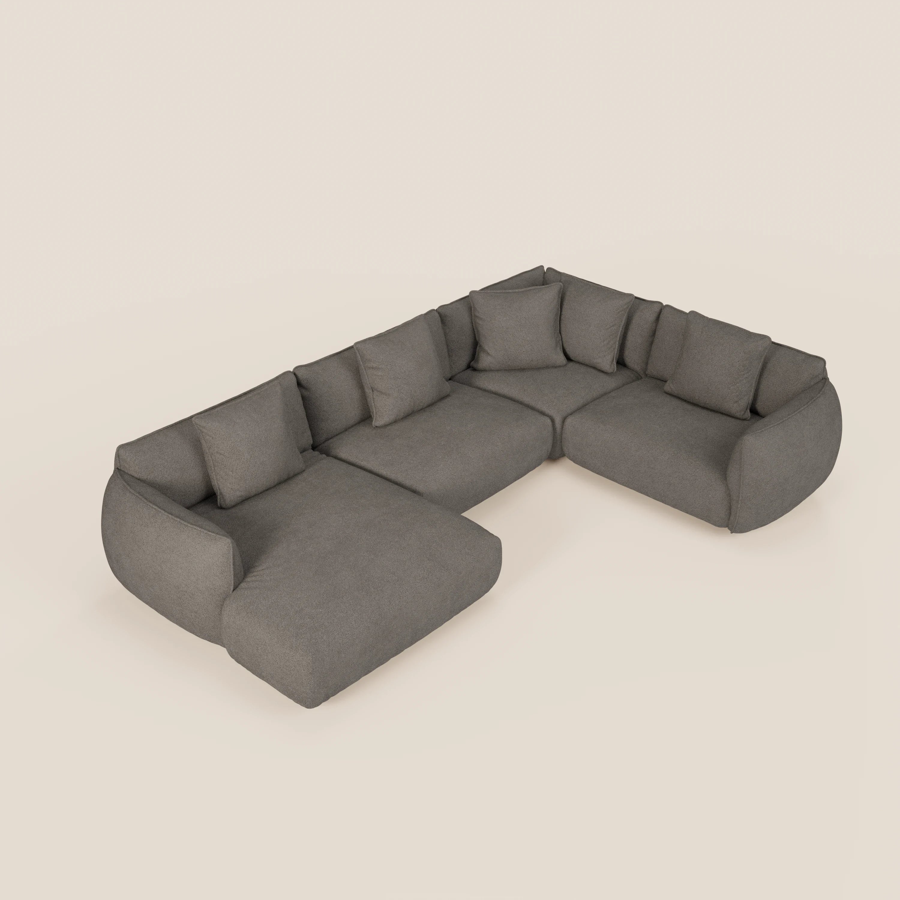 Il divano Nimbus angolare panoramico componibile di Divani.Store è un ampio e moderno divano a L in tessuto grigio antimacchia t33, con sei cuscini di schienale coordinati, bordi morbidi e arrotondati e una seduta profonda, su uno sfondo beige semplice.