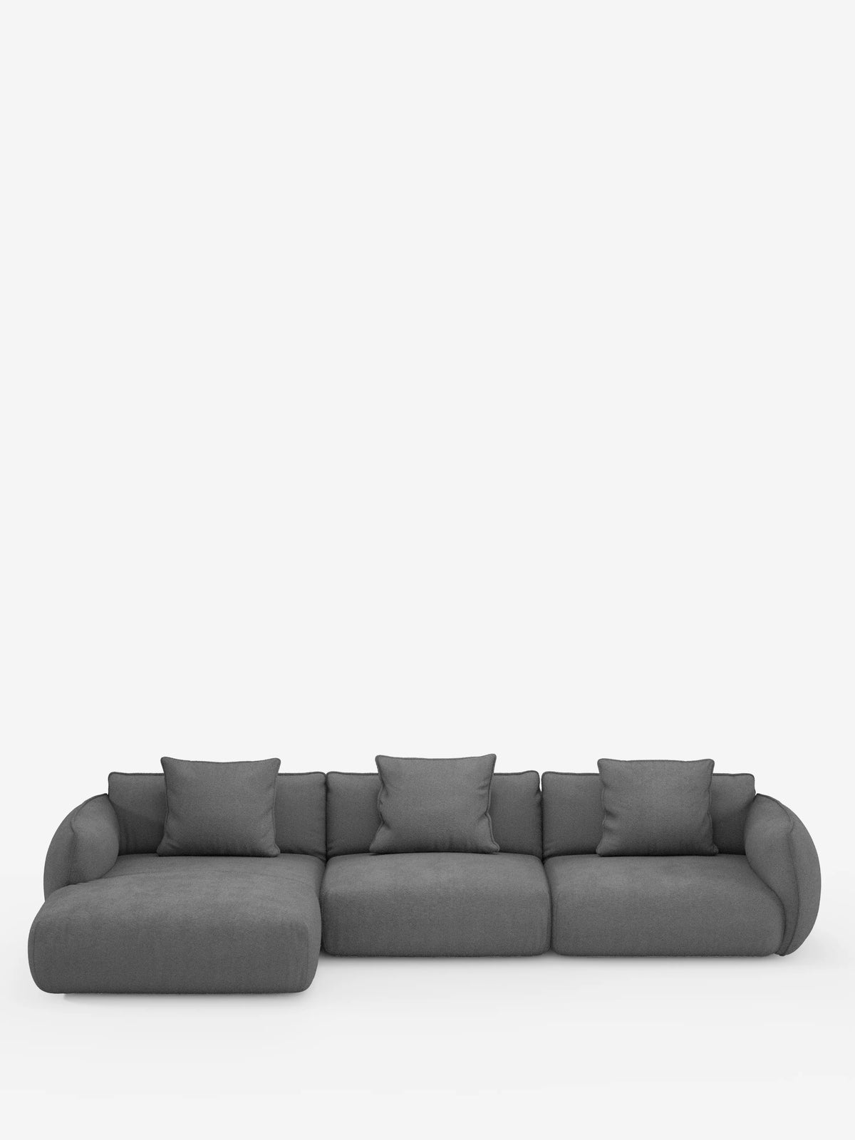 Un divano angolare contemporaneo della linea Nimbus con penisola componibile, realizzato in morbido tessuto effetto cotone smacchiabile T33 di Divani.Store, qui raffigurato in grigio scuro con tre posti principali e una chaise longue sulla sinistra. Questo divano moderno presenta braccioli arrotondati e cinque cuscini quadrati coordinati, il tutto su uno sfondo bianco a tinta unita.