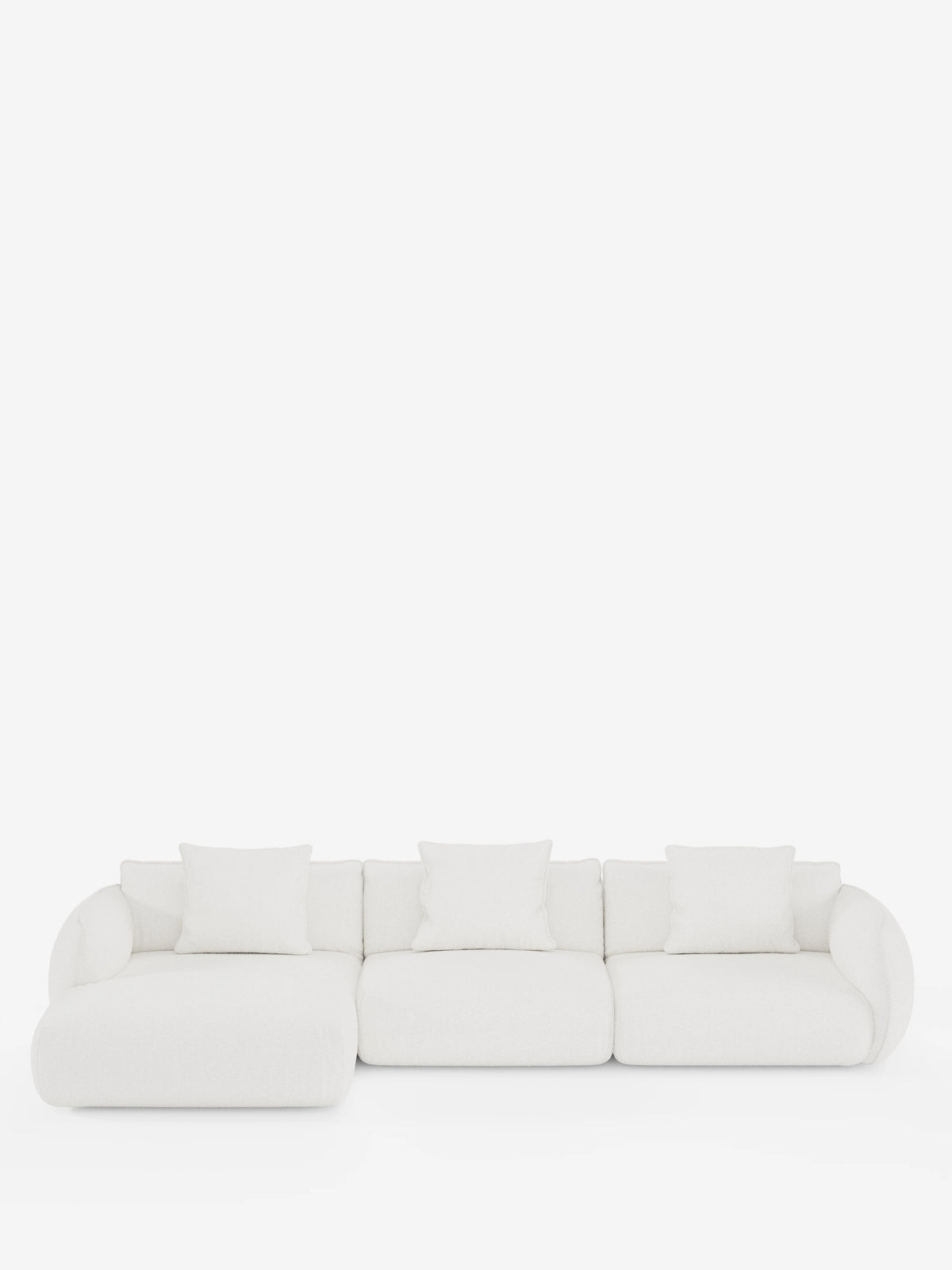 Il divano angolare con penisola componibile Nimbus di Divani.Store è un moderno divano componibile bianco rivestito in morbido tessuto effetto cotone resistente alle macchie (T33), con tre posti e una chaise longue a sinistra. È caratterizzato da cinque cuscini quadrati coordinati, braccioli arrotondati e un design minimalista, che risalta su uno sfondo bianco a tinta unita.