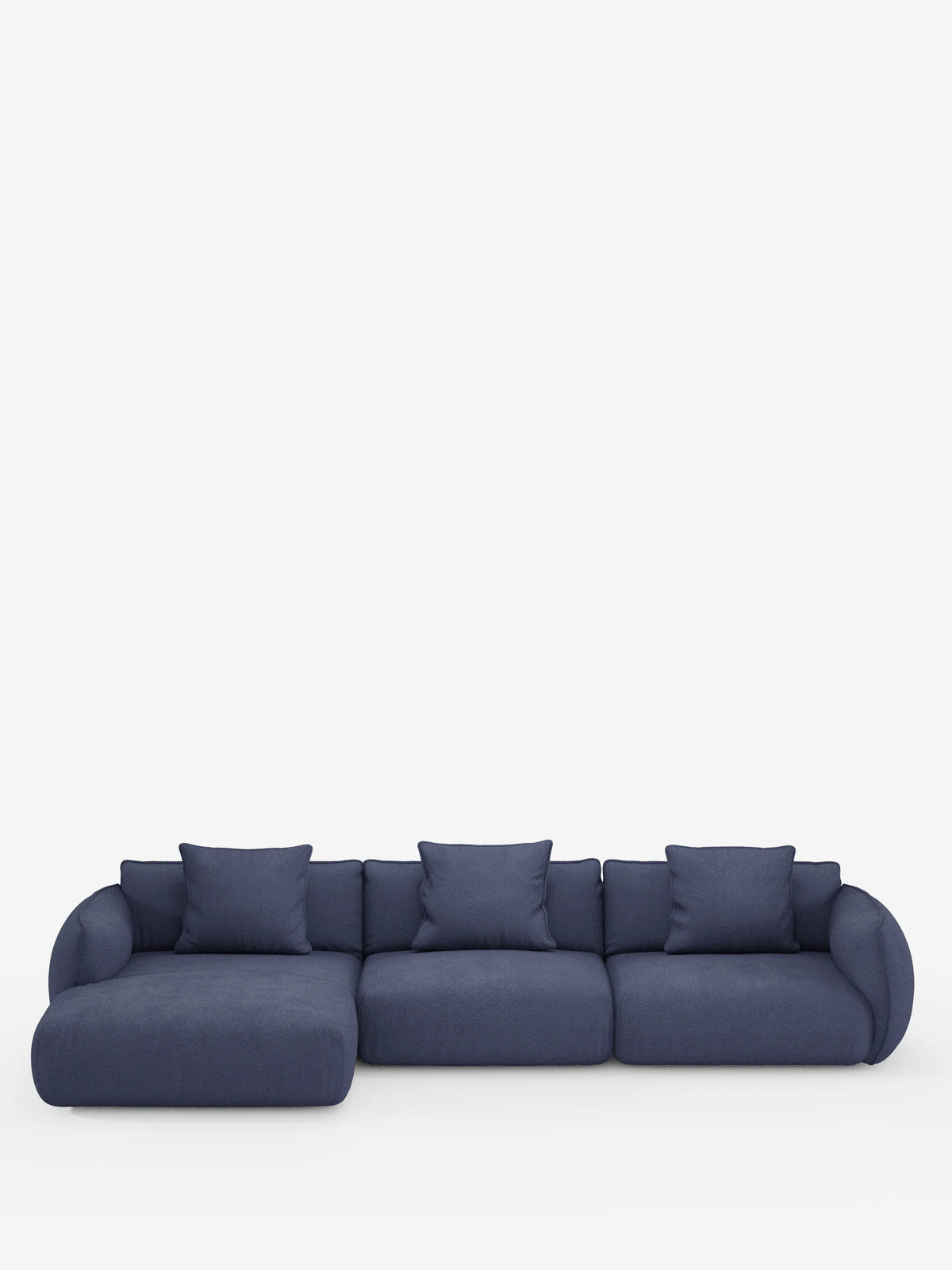 Il divano angolare contemporaneo Nimbus con penisola componibile in morbido tessuto effetto cotone smacchiabile T33 di Divani.Store è presentato in una tonalità di blu intenso, con tre posti a sedere e una chaise longue estesa sul lato sinistro. Questo moderno divano componibile presenta braccioli arrotondati, cuscini morbidi ed è corredato da cinque cuscini quadrati coordinati. Il divano è esposto su uno sfondo bianco a tinta unita.