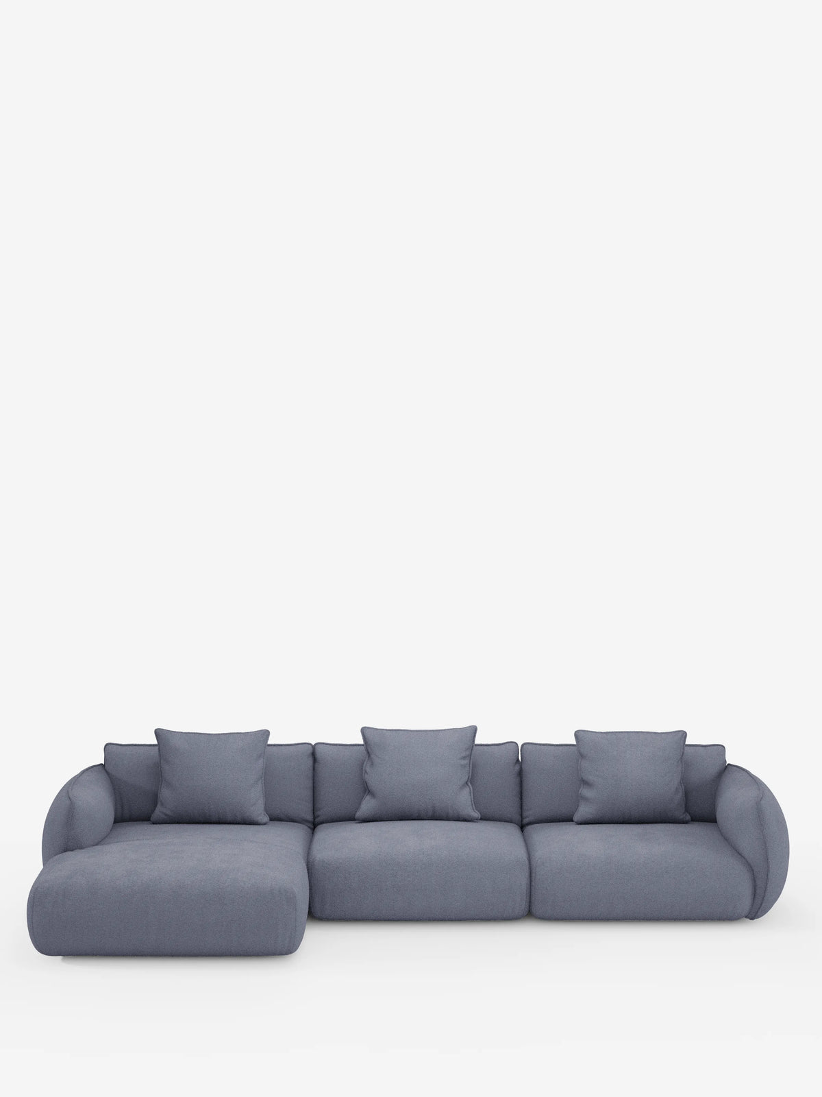 Un divano angolare contemporaneo a tre posti della linea Nimbus con penisola componibile, realizzato in morbido tessuto effetto cotone lavabile T33 di Divani.Store, presentato in una tonalità di blu tenue con braccioli leggermente arrotondati alle estremità, morbidi cuscini di seduta e cinque cuscini quadrati coordinati. Sullo sfondo bianco a tinta unita, il design minimalista del divano risalta ancora di più.