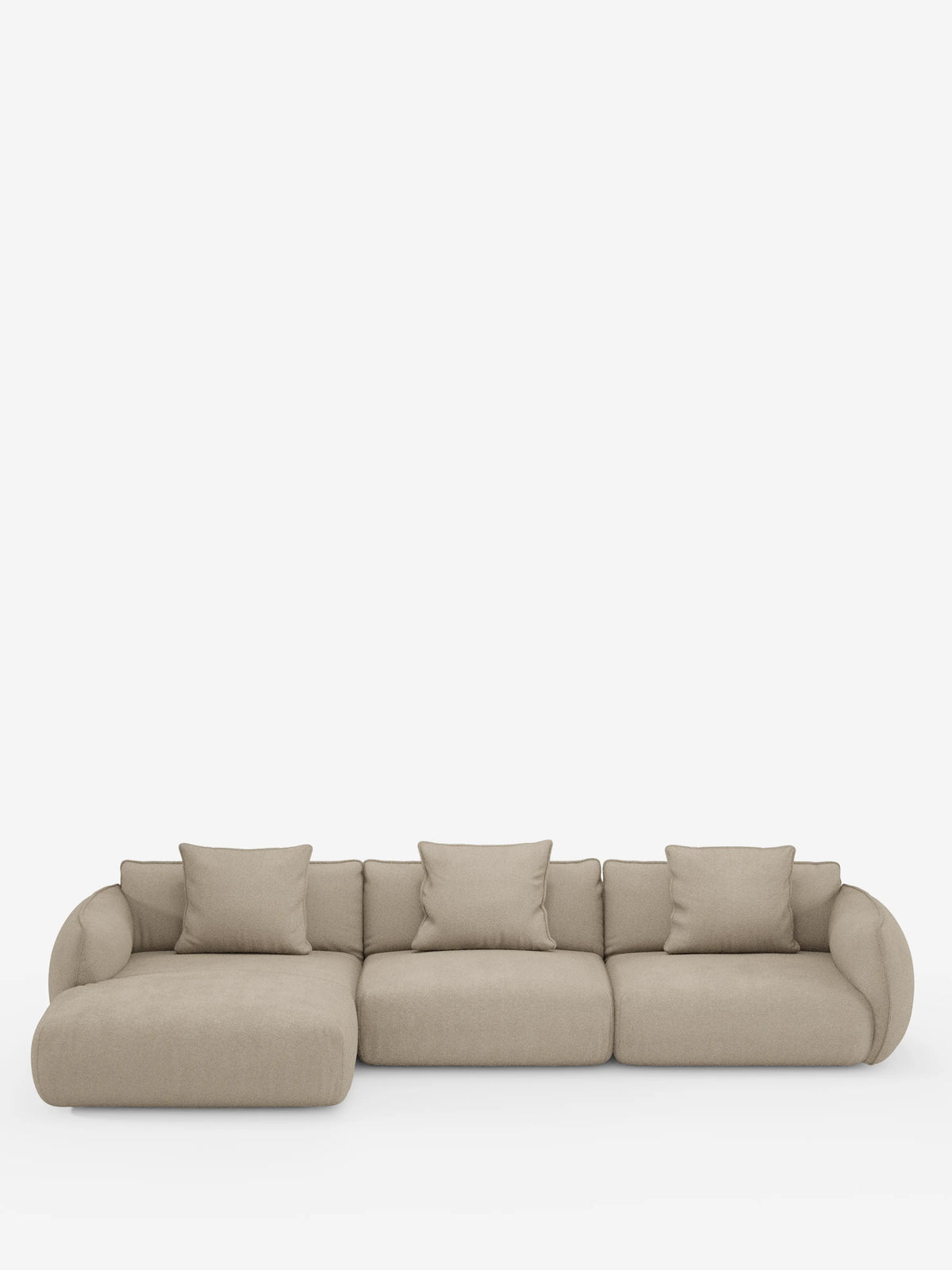 Vi presentiamo il divano angolare con penisola componibile Nimbus in morbido tessuto effetto cotone smacchiabile T33 di Divani.Store: un moderno divano componibile beige a tre posti con chaise longue a sinistra. Questo divano presenta bordi morbidi e arrotondati ed è dotato di quattro cuscini quadrati coordinati, il tutto su uno sfondo bianco a tinta unita che ne accentua il design minimalista e contemporaneo.