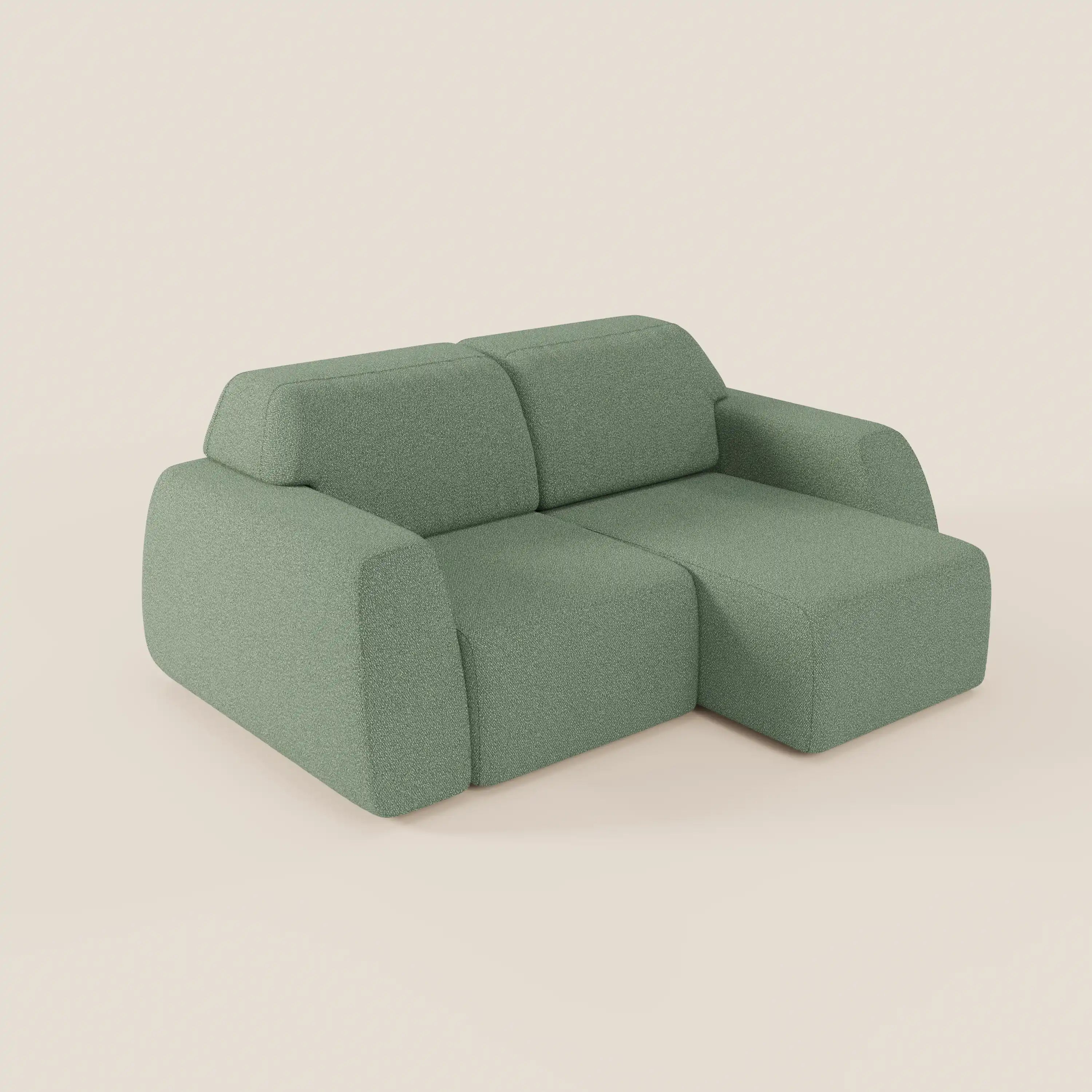 Il divano Orbit 2 e 3 posti di Divani.Store, completamente sfoderabile in tessuto smacchiabile effetto cotone T33, ha ampi braccioli arrotondati, cuscini spessi e una chaise longue per sedute allungabili in un design minimal a L.