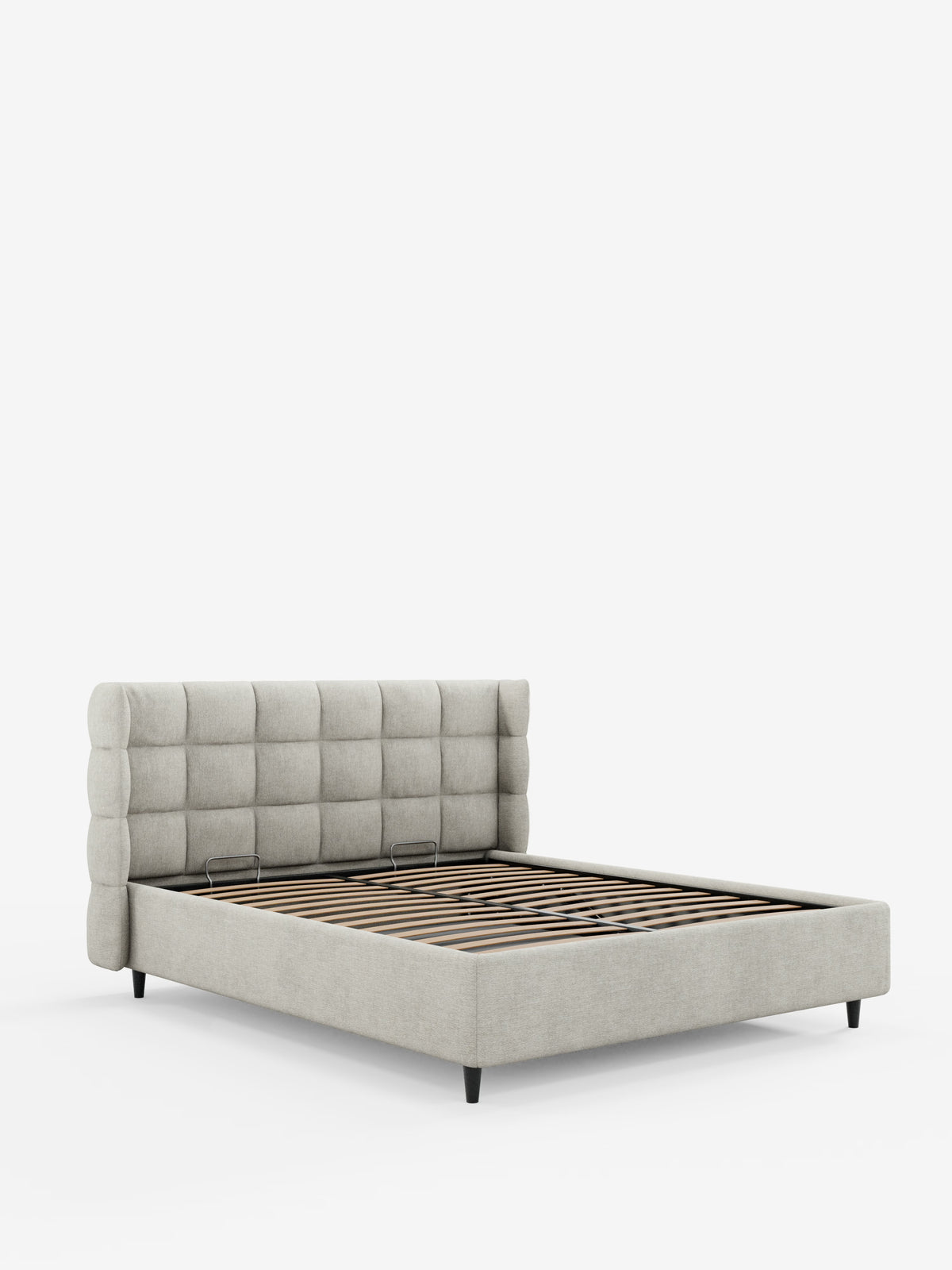 Un letto imbottito RAGNAR in stile contemporaneo di Letti.store, realizzato in tessuto grigio chiaro certificato Oeko-Tex® con testiera capitonné a motivo a griglia trapuntata e struttura imbottita in tinta. Il letto presenta gambe angolari nere, doghe in legno a vista per il sostegno del materasso e un vano contenitore integrato nella parte inferiore. Presentato su uno sfondo bianco a tinta unita.