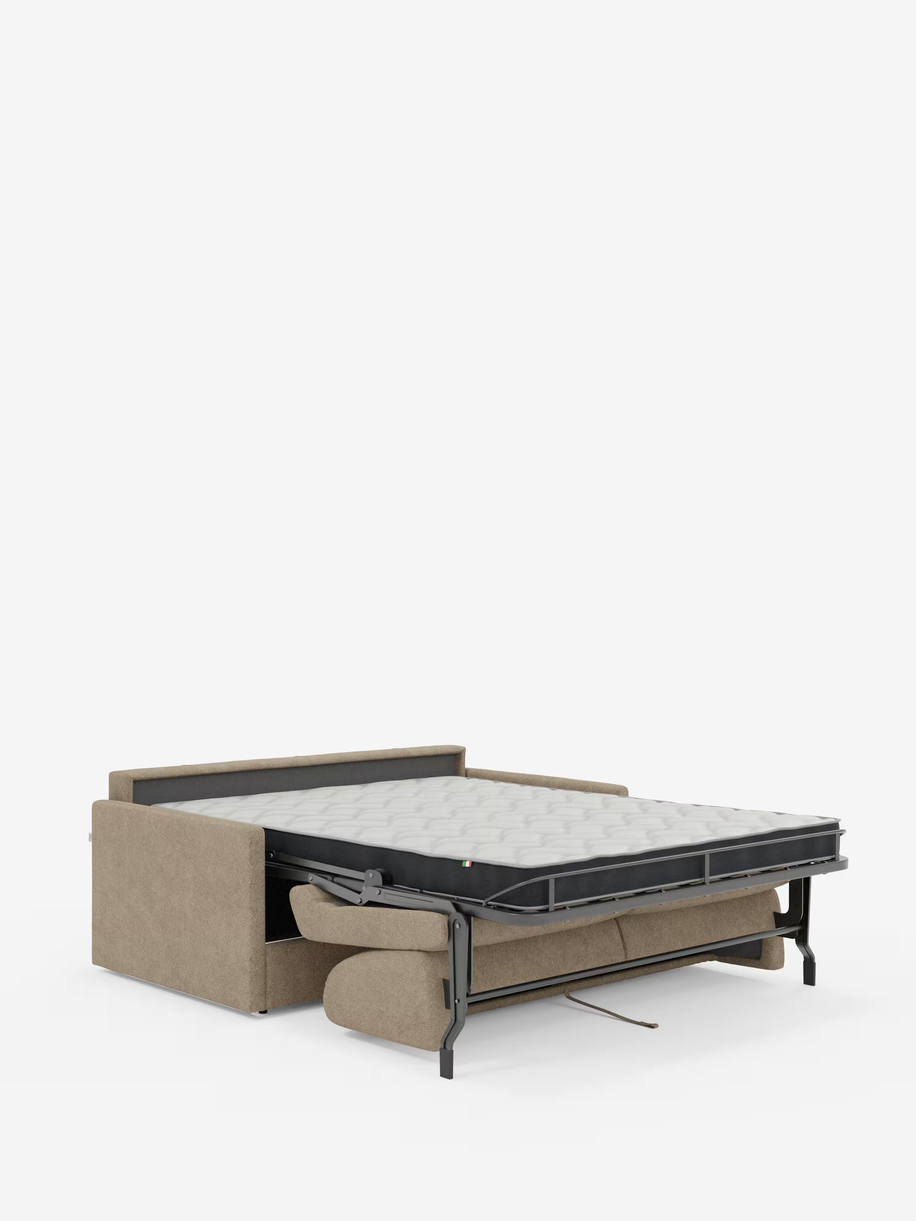 Un divano letto Tommy Divano a 2 e 3 posti, modello matrimoniale, di colore beige, disponibile su Divani.Store, rivestito in tessuto T33 simile al cotone, sfoderabile e resistente alle macchie, è raffigurato con il materasso esteso e i cuscini del divano riposti al di sotto. La struttura in metallo nero è visibile, il tutto su uno sfondo bianco a tinta unita.