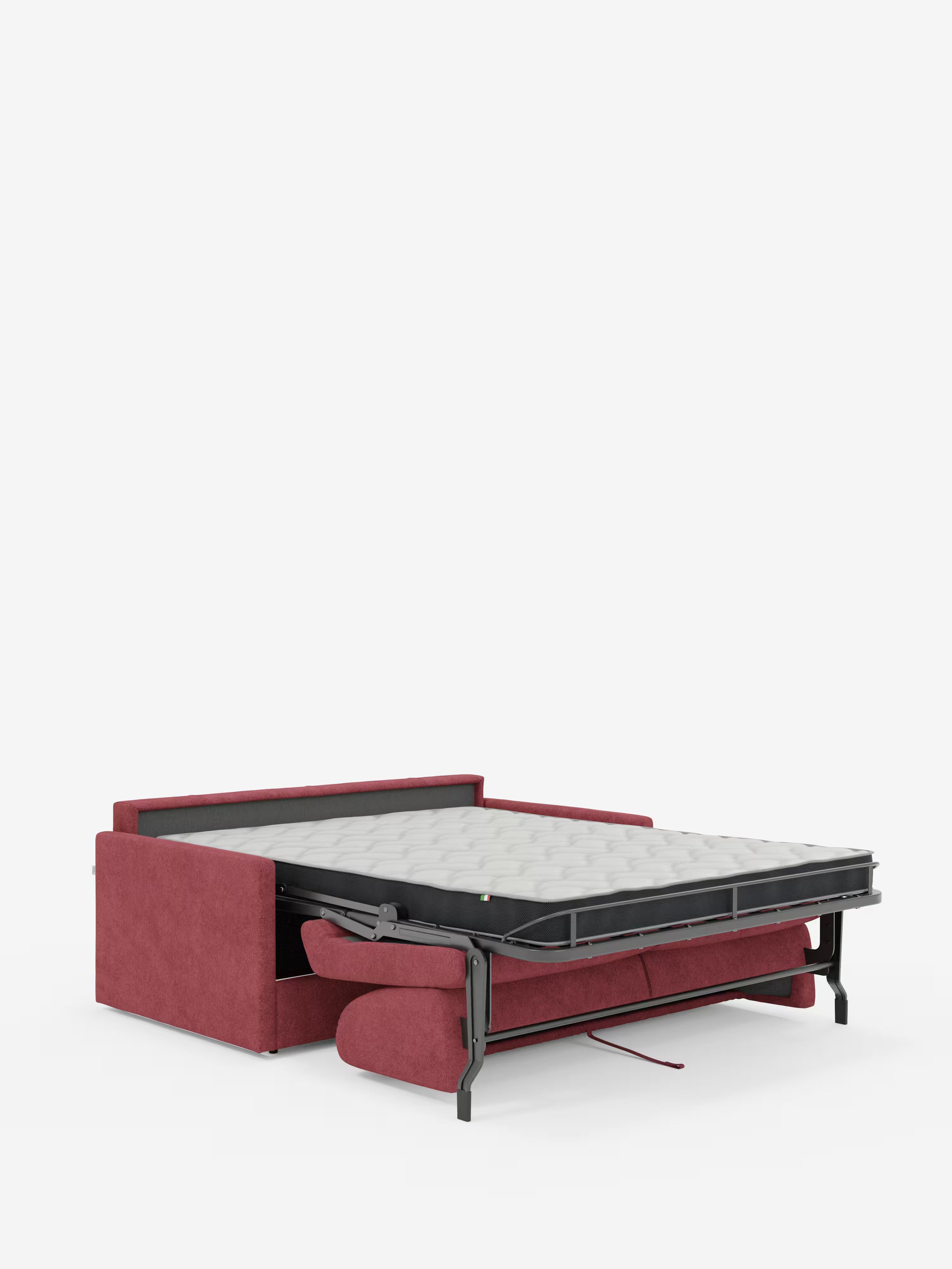 Il divano letto rosso Tommy Divano a 2 e 3 posti matrimoniale di Divani.Store, rivestito in Tessuto simil cotone T33 resistente alle macchie, presenta un design compatto con braccioli squadrati e sottili. La struttura metallica estraibile, una volta aperta, rivela un materasso piatto di colore grigio chiaro e un vano contenitore integrato per la biancheria da letto situato sotto il materasso. Lo sfondo è bianco a tinta unita.