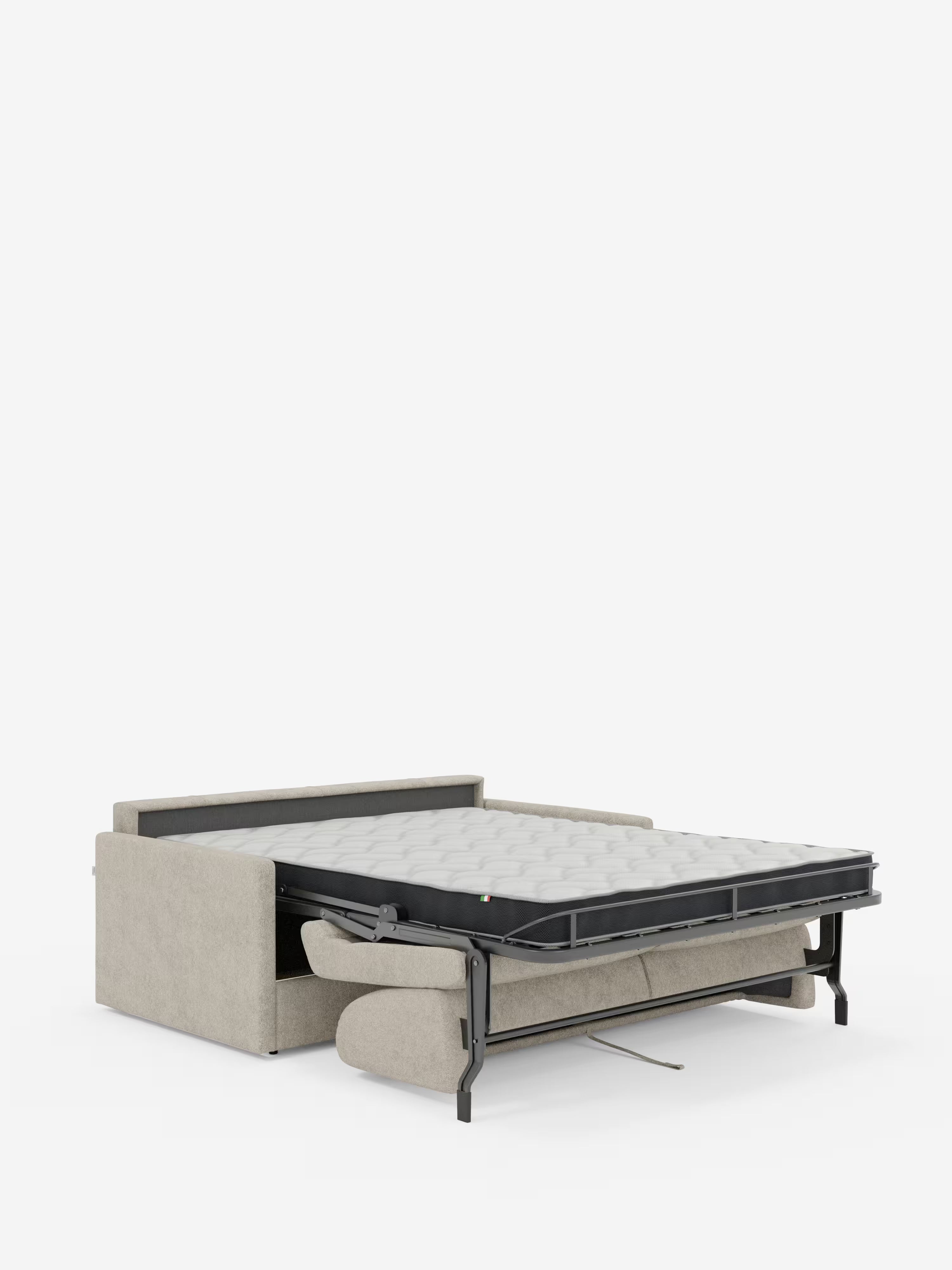 Il divano letto Tommy a 2 e 3 posti matrimoniale di Divani.Store è rivestito in tessuto T33 simil cotone beige chiaro, resistente alle macchie. Nell’immagine, con il materasso esteso, si notano la struttura in metallo nero e il materasso imbottito di colore chiaro. Questo divano compatto presenta fianchi squadrati con braccioli sottili, il tutto su uno sfondo bianco minimalista. I rivestimenti completamente sfoderabili ne facilitano la manutenzione.