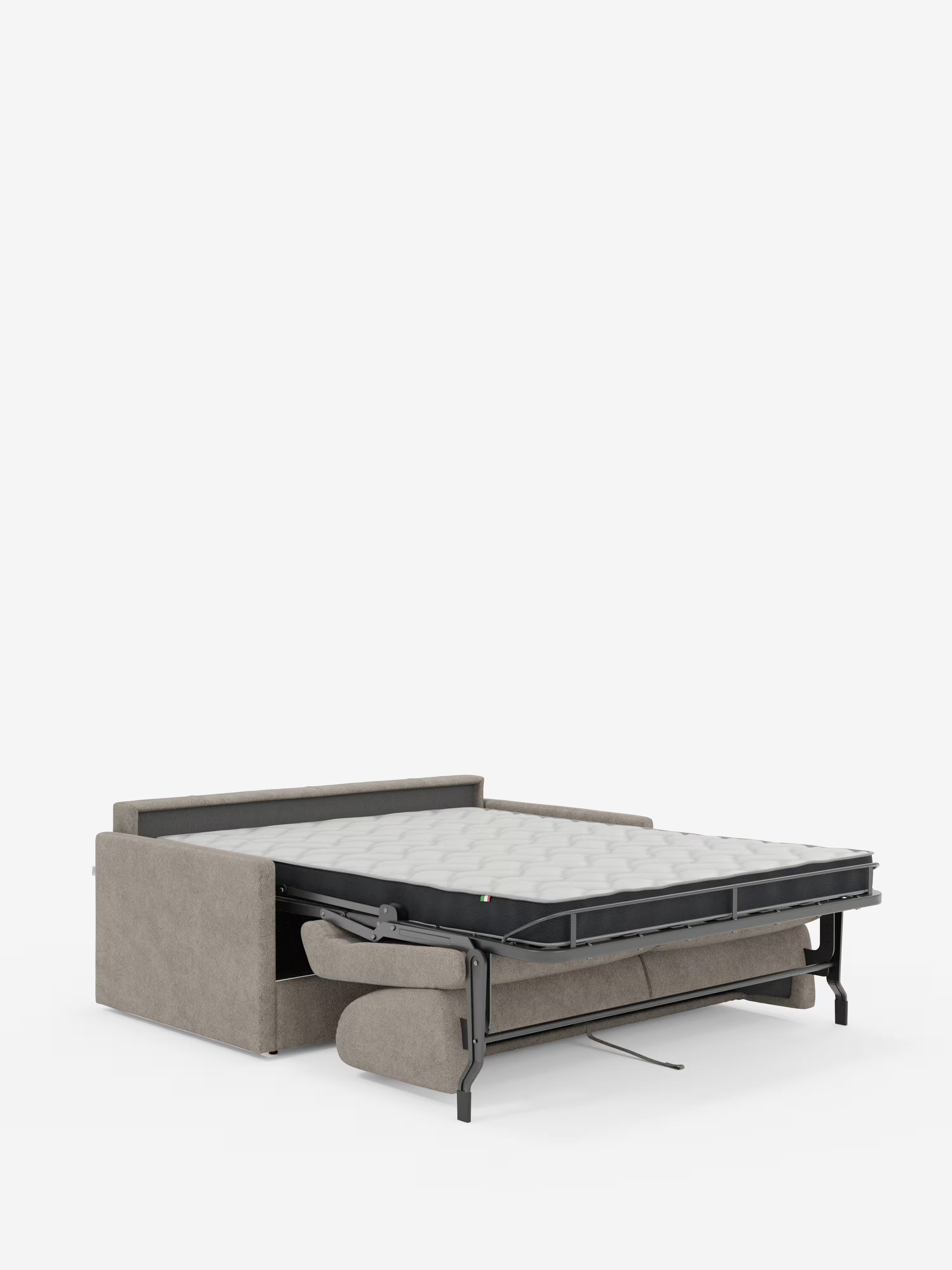 Il divano letto Tommy Divano a 2 e 3 posti matrimoniale di Divani.Store, rivestito in tessuto T33 grigio simile al cotone e resistente alle macchie, con fodere completamente sfoderabili, è raffigurato aperto in posizione letto su uno sfondo bianco a tinta unita. Il materasso trapuntato sporge verso l’esterno con una struttura metallica visibile al di sotto, mentre i cuscini sono riposti ordinatamente sotto la struttura del letto.