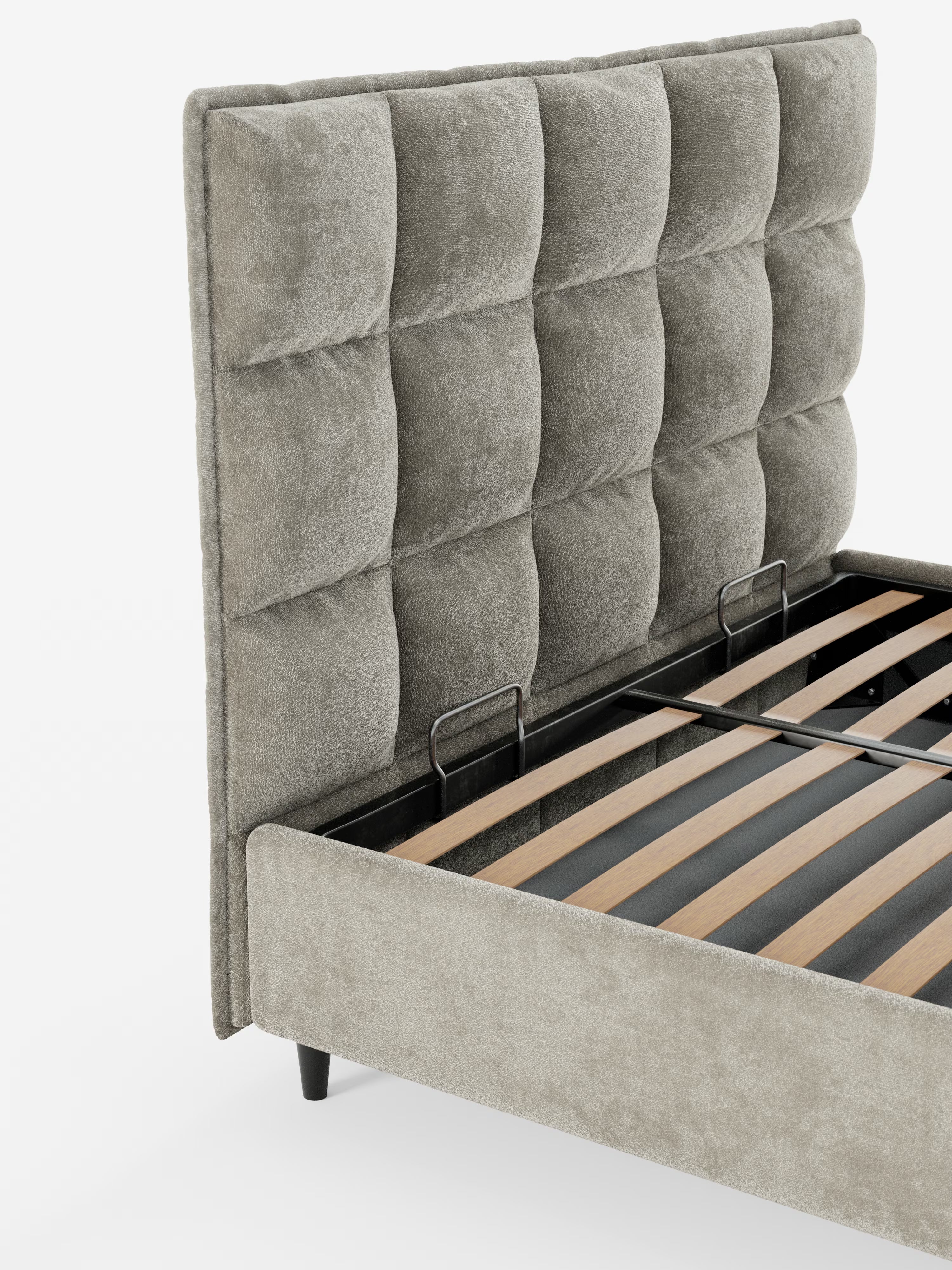 Un primo piano del letto imbottito con contenitore AURO di Letti.store, che mette in risalto la sua alta testiera capitonné rivestita in morbida ciniglia Oeko-Tex®, sostenuta da corte gambe nere e da due staffe metalliche nere alla base che garantiscono un maggiore sostegno al materasso.