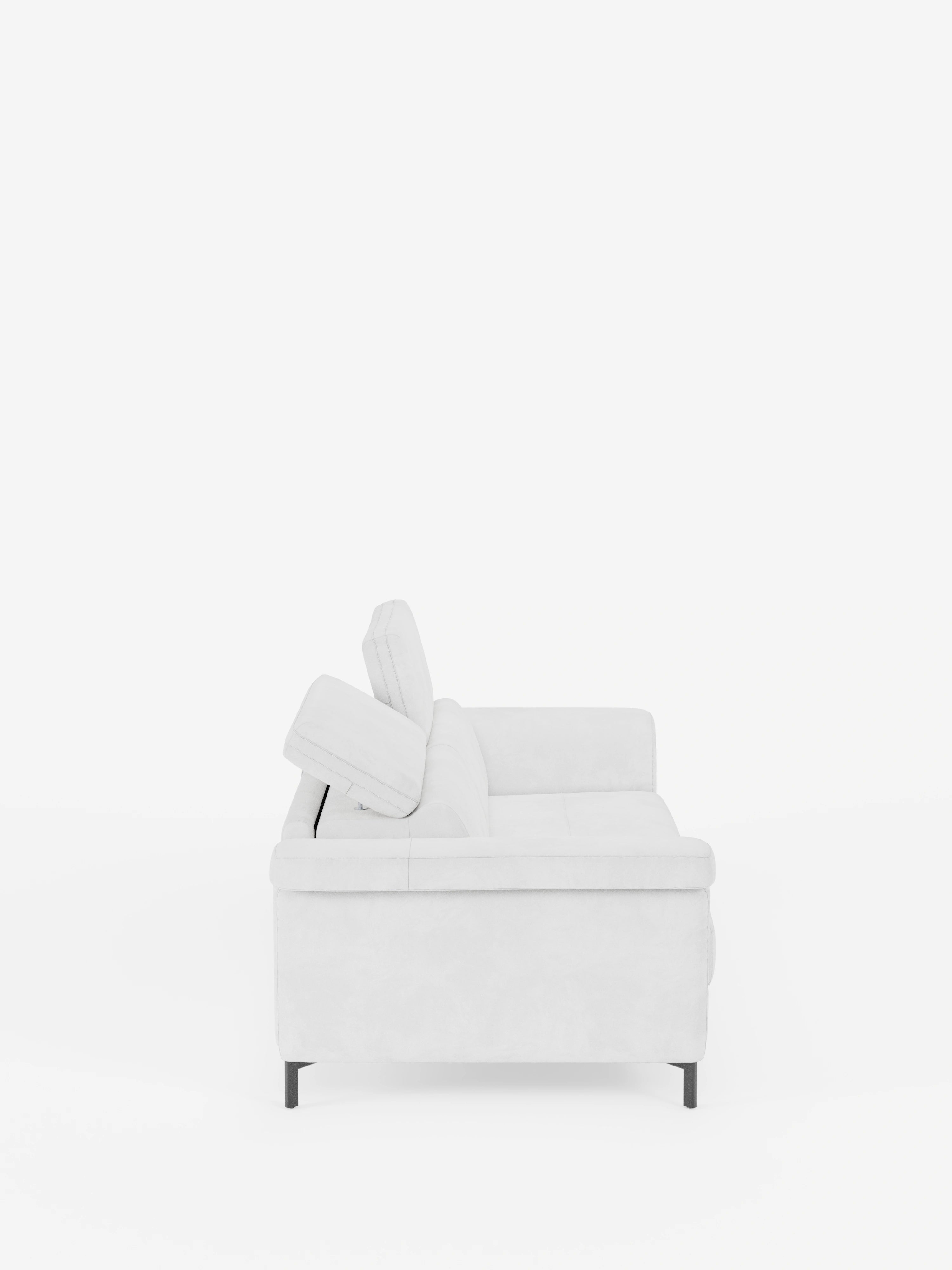Una vista laterale del divano letto di design Capri con piedini alti di Divani.Store mette in risalto questo moderno divano bianco, rivestito in raffinato tessuto T30 effetto velluto, facile da pulire. Le alte gambe nere conferiscono un tocco contemporaneo, mentre i cuscini dello schienale leggermente reclinabile sono dotati di poggiatesta regolabili. La composizione minimalista è messa in risalto da uno sfondo bianco liscio, privo di altri elementi.