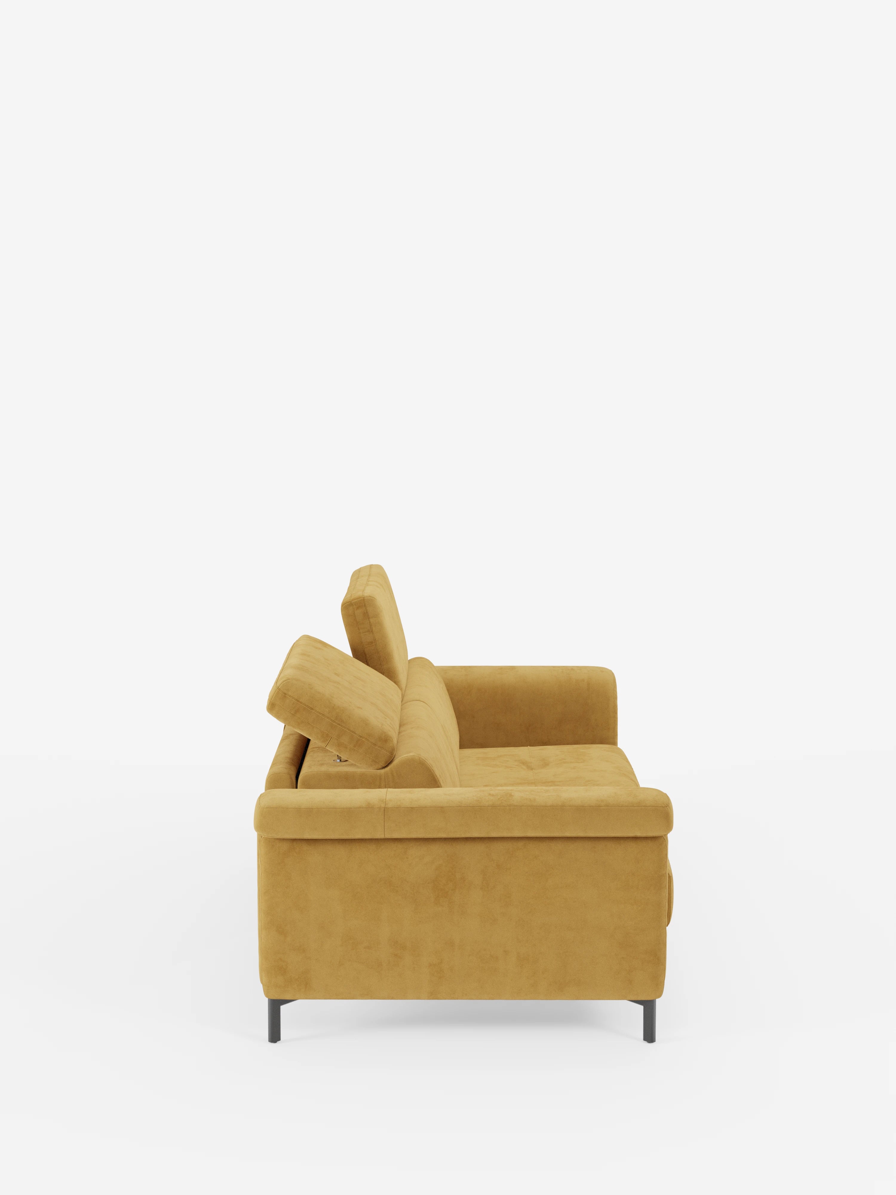 Il divano letto di design Capri di Divani.Store è raffigurato di profilo su uno sfondo bianco. Rivestito in raffinato tessuto effetto velluto smacchiabile T30, questo divano color senape presenta linee moderne e pulite, sottili gambe nere (piedini alti) e poggiatesta regolabili: uno in posizione verticale e uno reclinabile. I cuscini della seduta appaiono morbidi e confortevoli, mettendo in risalto la sua pregiata manifattura italiana.