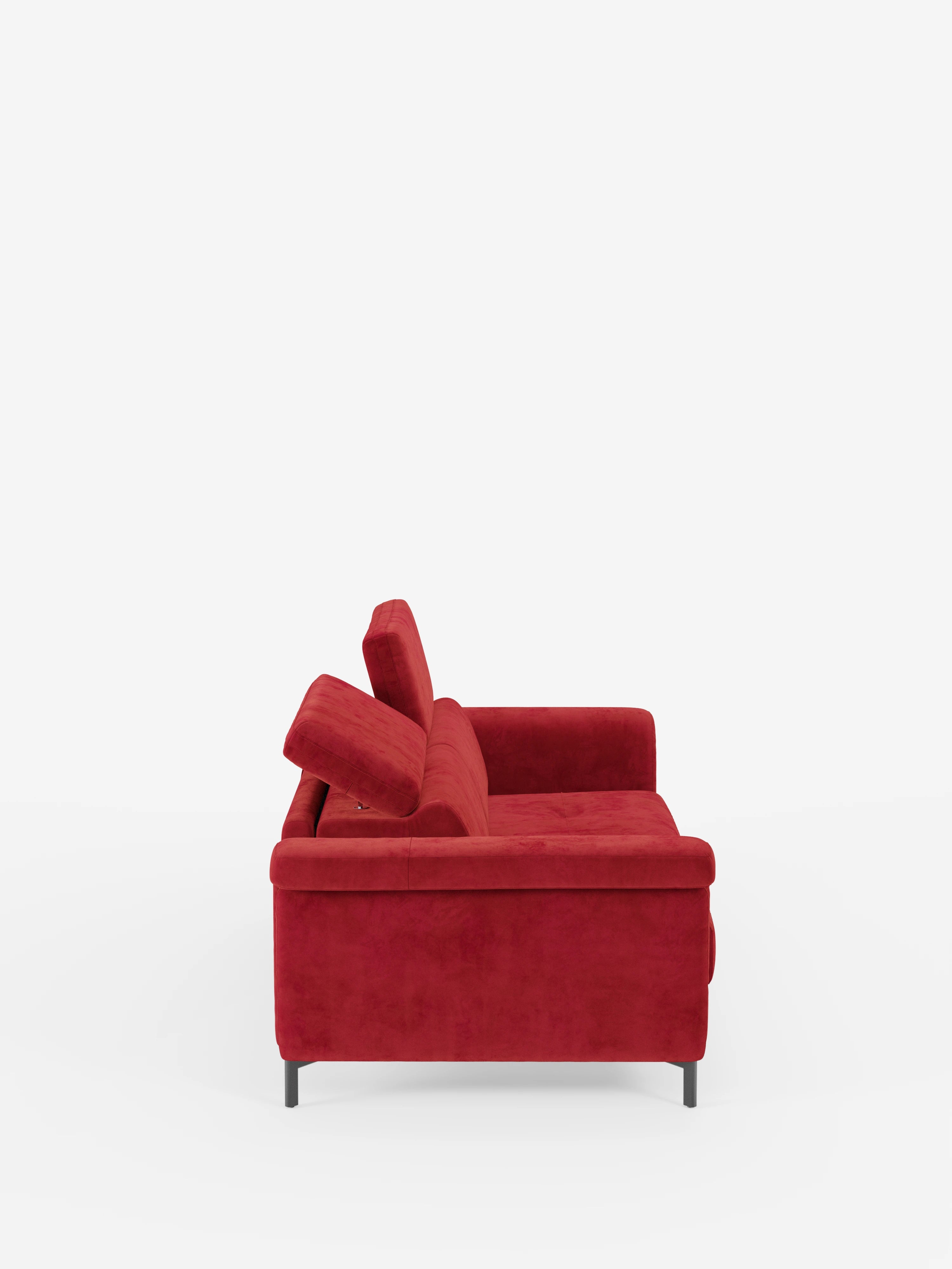Una vista laterale del divano letto di design Capri di Divani.Store, rivestito con l’elegante tessuto T30 effetto velluto resistente alle macchie, caratterizzato da due cuscini dello schienale, braccioli squadrati, gambe alte nere e realizzato secondo l’autentica tradizione artigianale italiana, su uno sfondo bianco a tinta unita.