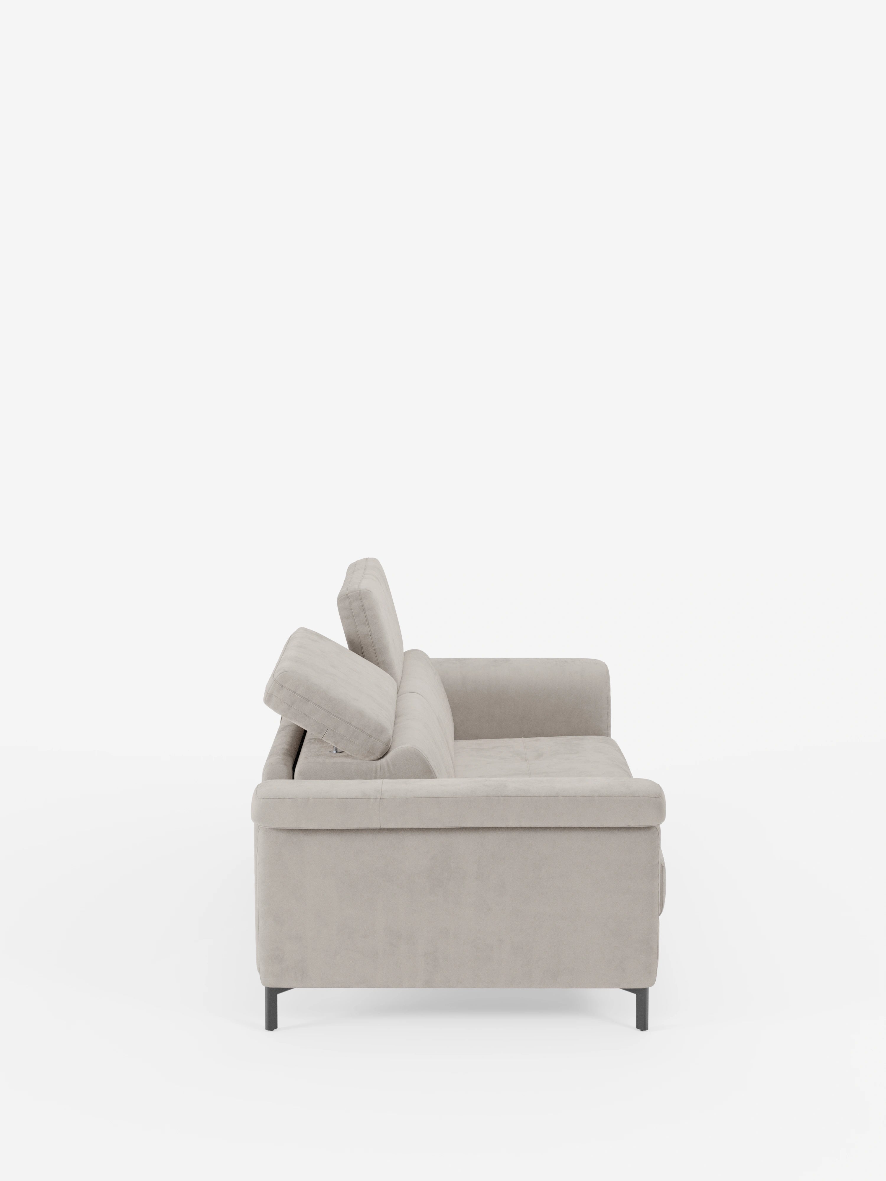 Una vista laterale del divano letto di design Capri con piedini alti di Divani.Store, caratterizzato da una silhouette moderna in grigio chiaro con due cuscini dello schienale rimovibili e sottili gambe nere. Rivestito in raffinato tessuto effetto velluto smacchiabile T30 e dotato di poggiatesta reclinabili, incarna la raffinata manifattura italiana, in risalto su uno sfondo bianco a tinta unita.