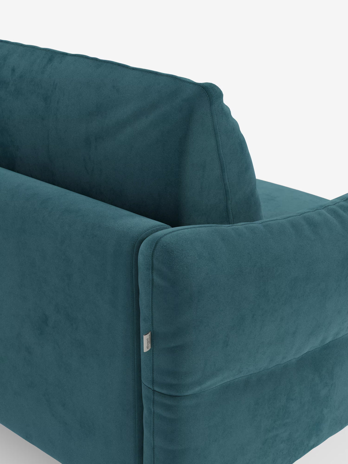 Un primo piano del divano letto Dalia a 2, 3 e 4 posti di Divani.Store, realizzato in elegante velluto T30 color verde acqua smacchiabile, mostra lo schienale e un bracciolo, mettendo in risalto la sua morbida trama, i cuscini soffici e una piccola etichetta in tessuto sulla cucitura. Questo moderno divano letto è dotato di un materasso H18 di alta qualità che garantisce un comfort eccezionale. Lo sfondo è bianco a tinta unita.