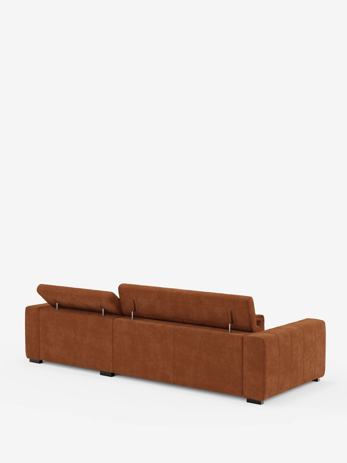Un grande divano angolare rettangolare in stile dorico con penisola e sedute allungabili con funzione relax elettrica di Divani.Store, rivestito in tessuto T23 marrone ruggine e resistente alle macchie, spicca su uno sfondo bianco. Caratterizzato da linee pulite, braccioli bassi e larghi, poggiatesta reclinabili e piedini a blocco neri, il divano è ripreso di spalle da un’angolazione che ne esalta il design moderno.