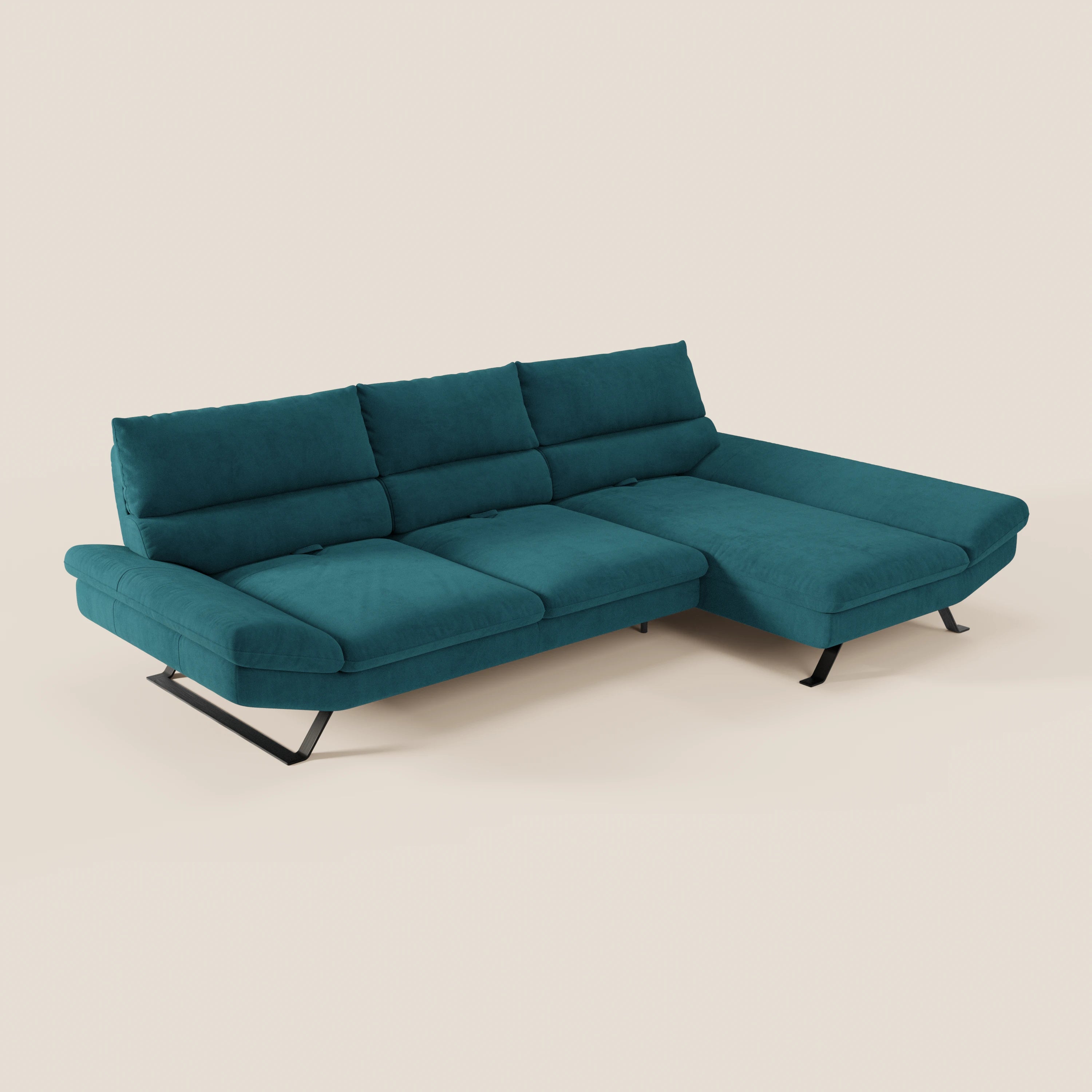 Il Divano Eclipse angolare con penisola e schienali traslanti in microfibra tecnica smacchiabile T11 di Divani.Store è caratterizzato da ampi cuscini, una chaise longue estesa sul lato destro, schienali mobili in felpa e gambe angolari in metallo nero su uno sfondo bianco sporco.