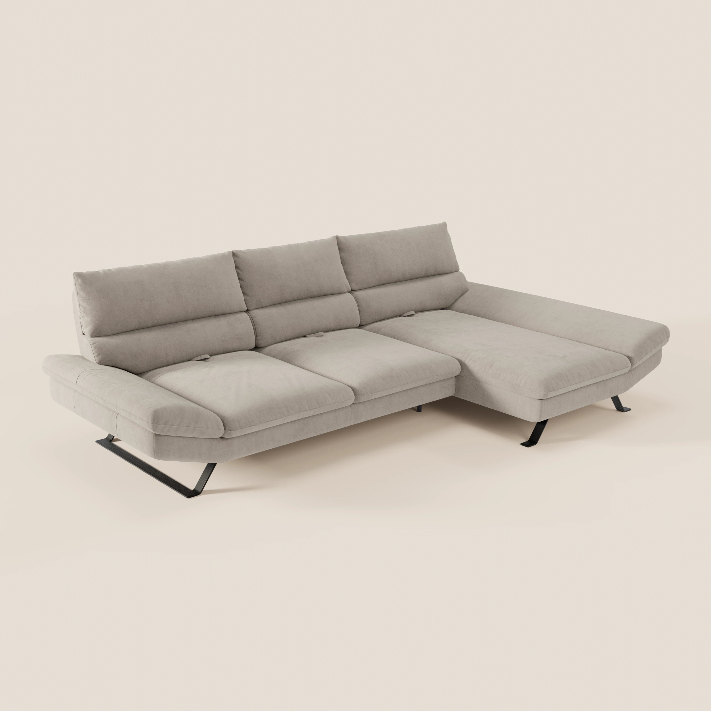 Il Divano Eclipse angolare con penisola e schienali traslanti in microfibra tecnica smacchiabile T11 di Divani.Store è caratterizzato da una finitura grigio chiaro, tre cuscini per seduta e schienale, estensione della chaise longue, sottili gambe nere e morbido rivestimento antimacchia.