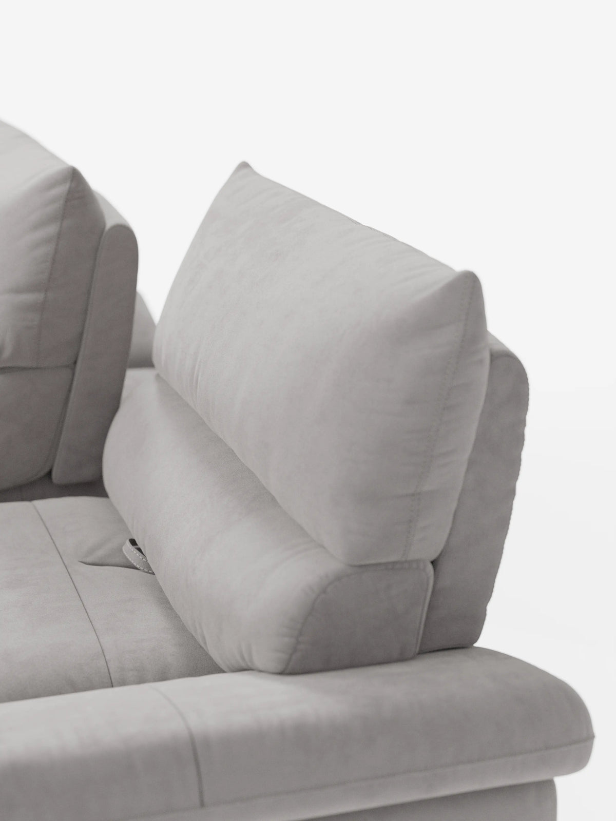 Un primo piano dell’Eclipse Divano dal design moderno a 2 e 3 posti di Divani.Store, un divano componibile grigio chiaro realizzato in elegante microfibra T11 resistente alle macchie, con morbidi cuscini angolari e schienali traslanti regolabili. Il suo design contemporaneo e le gambe alte risaltano sullo sfondo bianco, sottolineando le linee pulite e il comfort superiore.