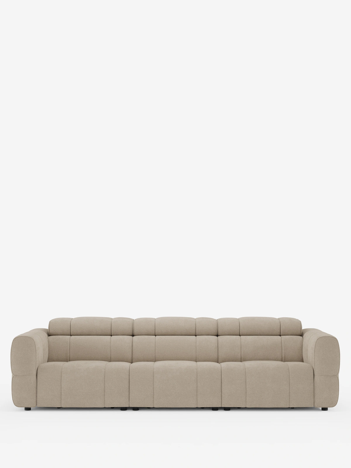 Un divano modulare contemporaneo Giotto a 4 posti con poggiatesta reclinabili e funzione relax elettrica opzionale, rivestito in tessuto smacchiabile T23 color beige chiaro, si staglia su uno sfondo bianco, caratterizzato da un motivo trapuntato e da braccioli arrotondati.