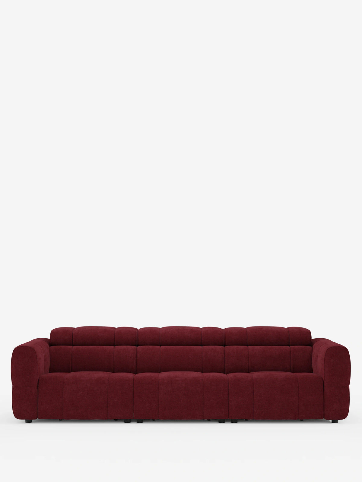 Un divano modulare Giotto a 4 posti con poggiatesta reclinabili e funzione relax elettrica opzionale, rivestito in tessuto smacchiabile T23 color deep burgundy, caratterizzato da uno schienale trapuntato, ampi braccioli imbottiti e una base bassa e strutturata su sfondo bianco.