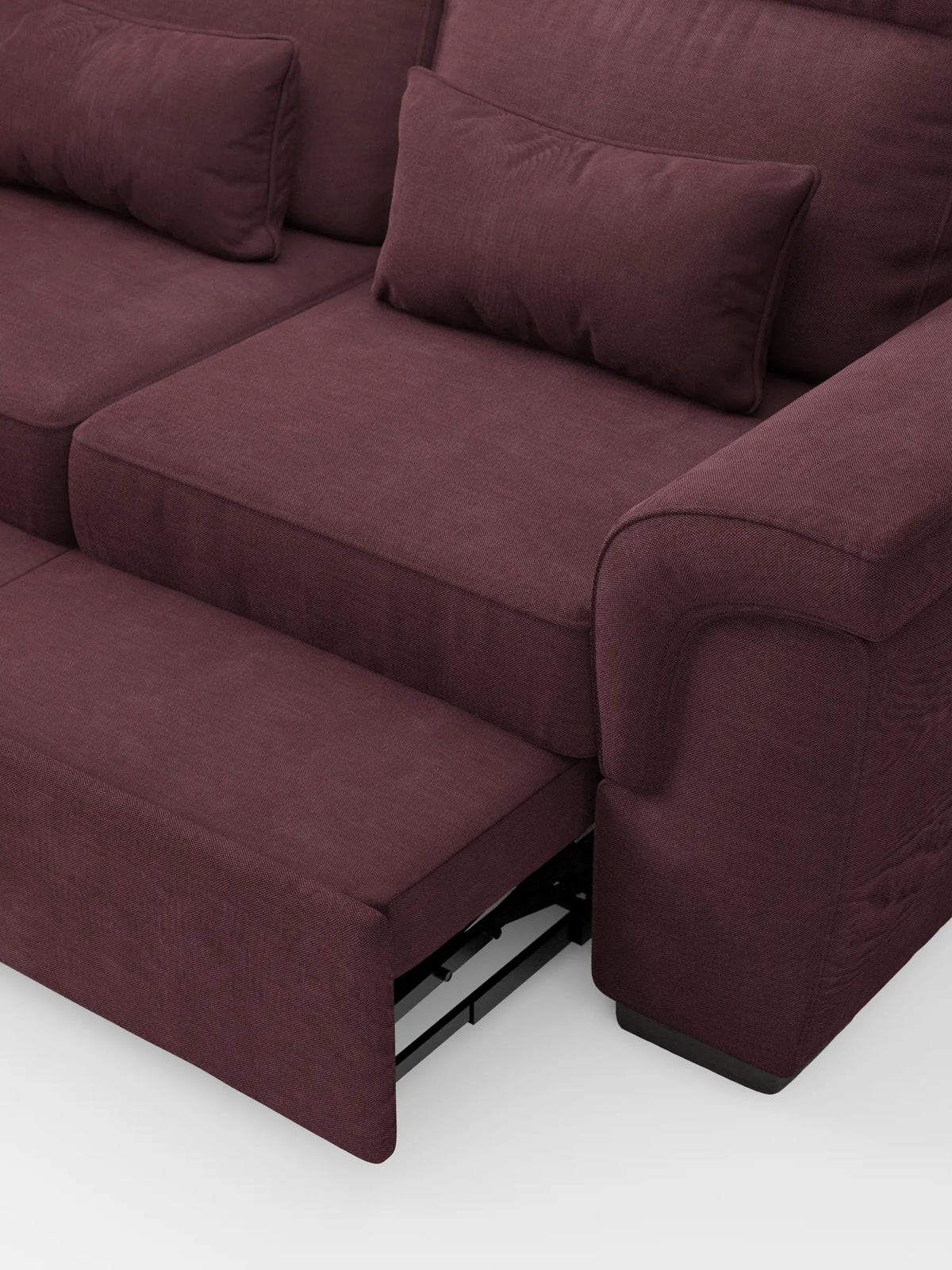 Il divano a 3 posti Ischia, con pouf estraibile e schienali scorrevoli in tessuto misto lino antimacchia, rivestito in tessuto testurizzato color prugna scuro, presenta un pouf parzialmente estraibile, schienali scorrevoli con cuscini rettangolari e braccioli arrotondati.
