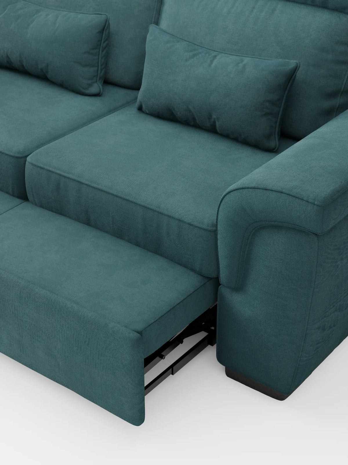 Un divano a tre posti Ischia con pouf estraibile e schienali regolabili in tessuto misto lino antimacchia, caratterizzato da un divano a tre posti color verde acqua con pouf estraibile e cuscini decorativi rettangolari abbinati lungo gli schienali regolabili.