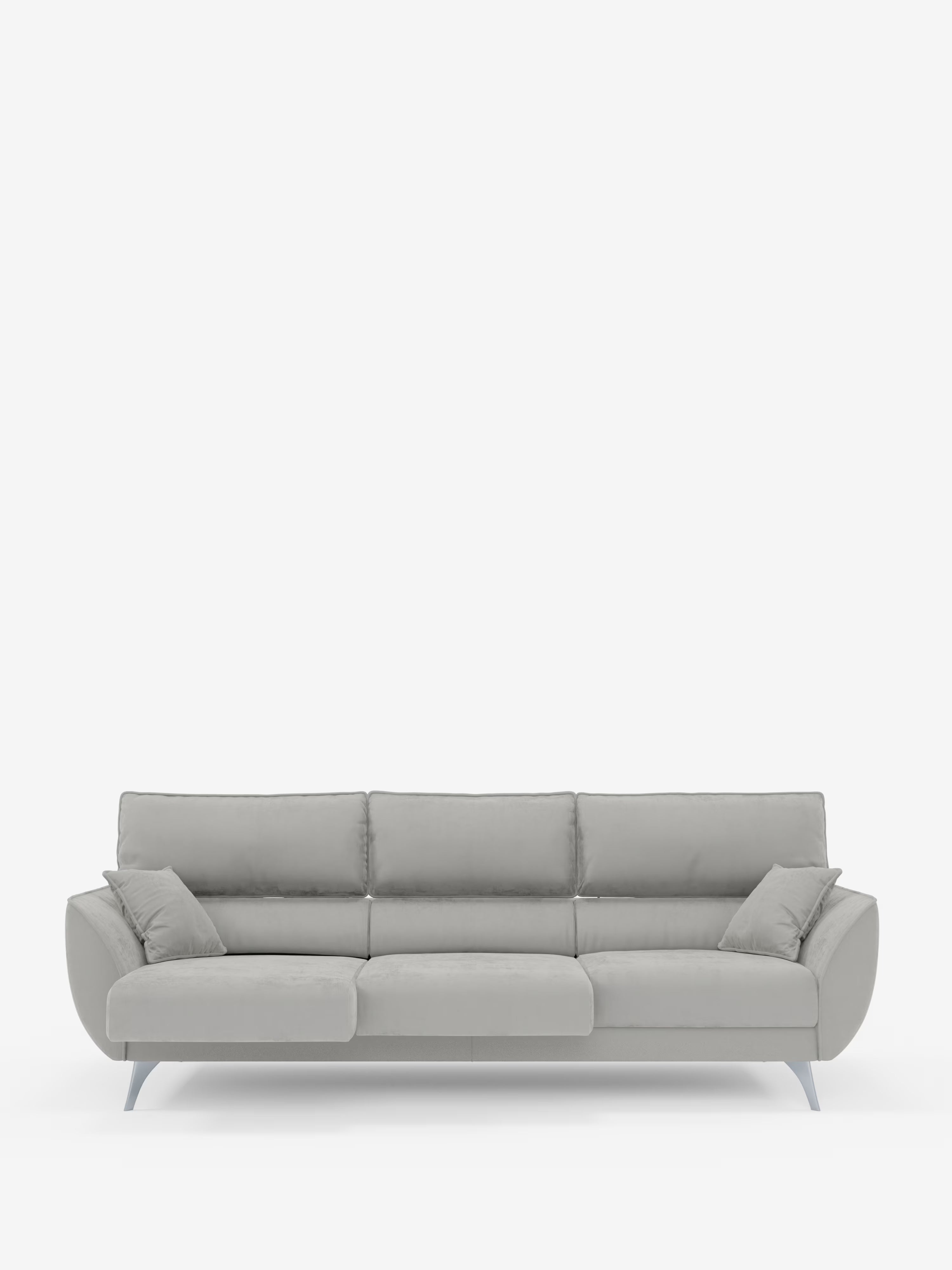 Un divano contemporaneo Michelangelo 4 Posti di Divani.Il modello Store, rivestito in elegante tessuto vellutino T30 antimacchia con una tonalità di grigio chiaro, presenta tre sedute allungabili, poggiatesta reclinabili, morbidi cuscini, due cuscini decorativi abbinati, braccioli angolati e gambe affusolate e slanciate, il tutto su uno sfondo bianco a tinta unita.