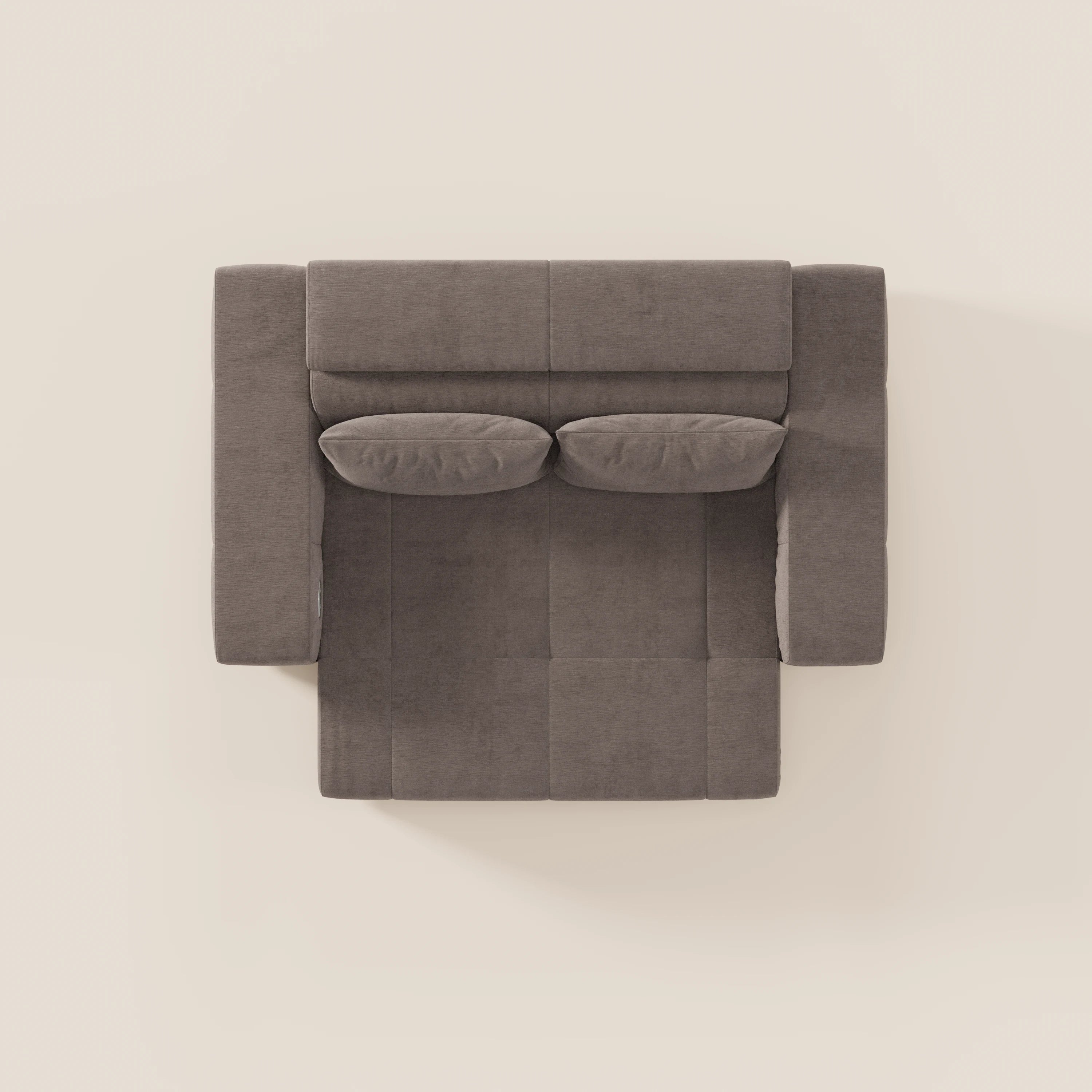 Vista dall'alto del Monarch Divano con Relax Elettrico di Divani.Store in grigio scuro, caratterizzato da ampi braccioli, due cuscini rettangolari abbinati e motivi quadrati cuciti su seduta e schienale, su uno sfondo beige chiaro.