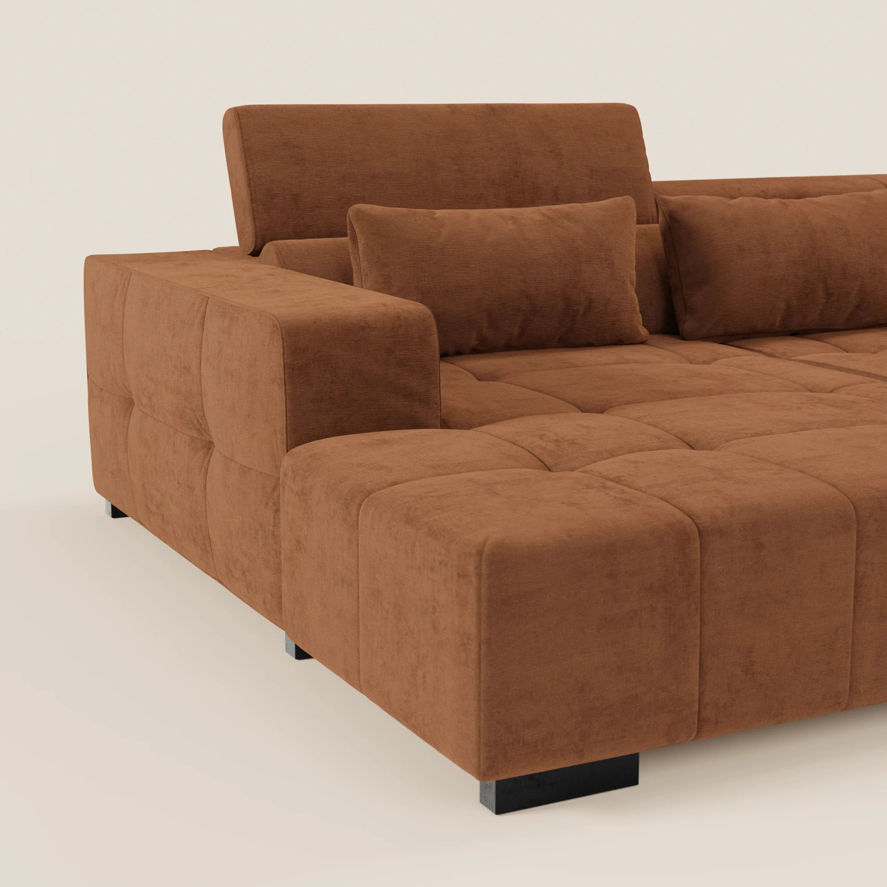 Il Monarch Divano angolare con penisola SINISTRO di Divani.Store è caratterizzato da un morbido tessuto T31 antimacchia color ruggine, design a griglia trapuntata, braccioli spessi, 2 cuscini rettangolari per lo schienale, gambe basse nere, relax elettrico per allungare le sedute e poggiatesta regolabili.