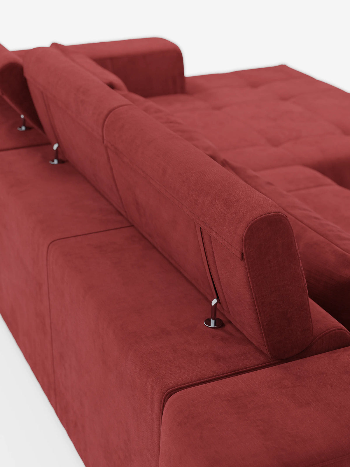 Primo piano del divano angolare Monarch con penisola e funzione Relax Elettrico per l’allungamento delle sedute di Divani.Store, rivestito in tessuto T31 Soft rosso intenso, resistente alle macchie. L'immagine mette in risalto lo schienale e i poggiatesta reclinabili regolabili con supporti cromati, esaltando la morbida consistenza del divano e le sue linee pulite e geometriche su uno sfondo bianco.